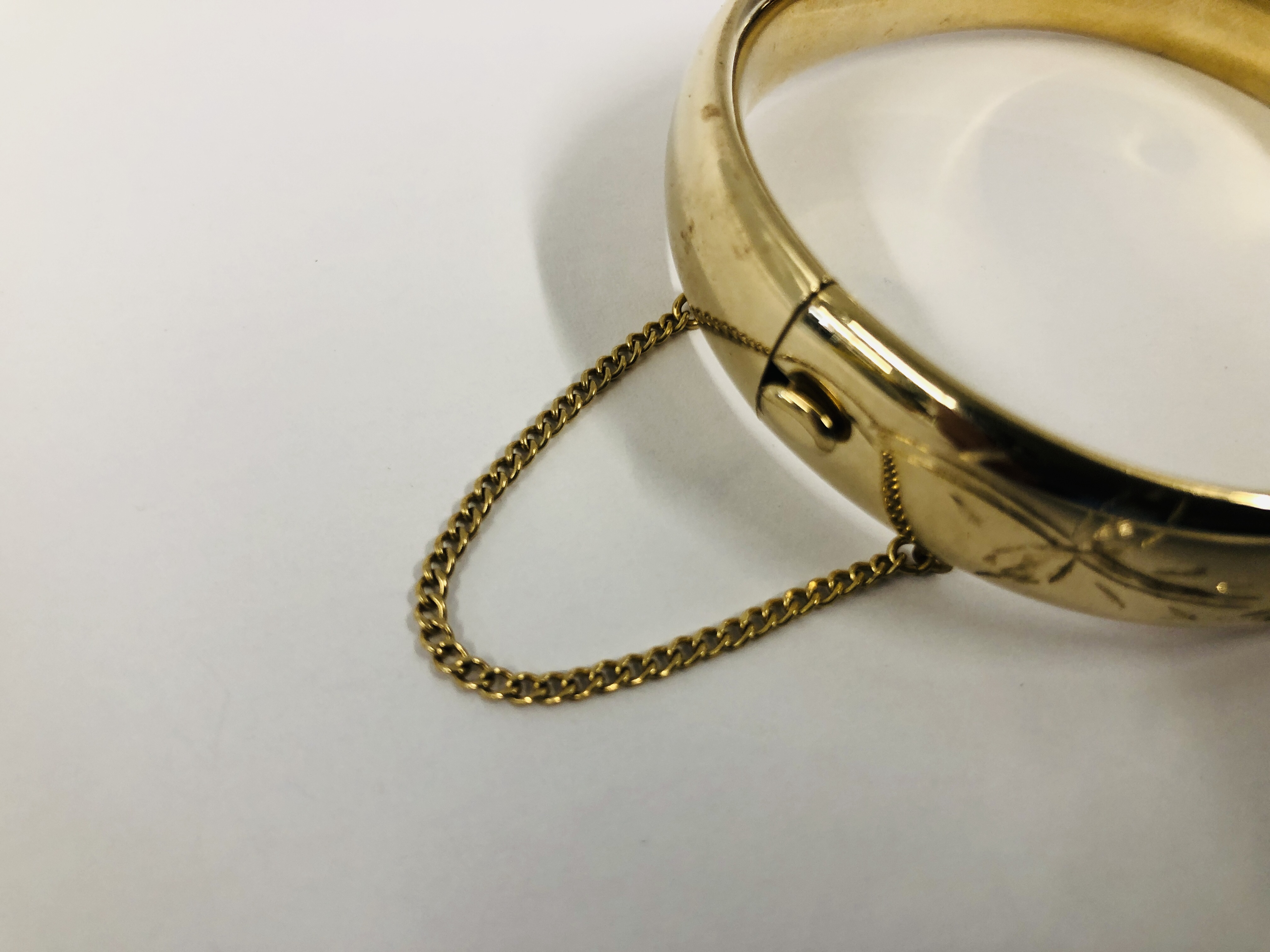 A GOLD FILLED HINGED BANGLE WITH CHASED DECORATION - Image 3 of 8