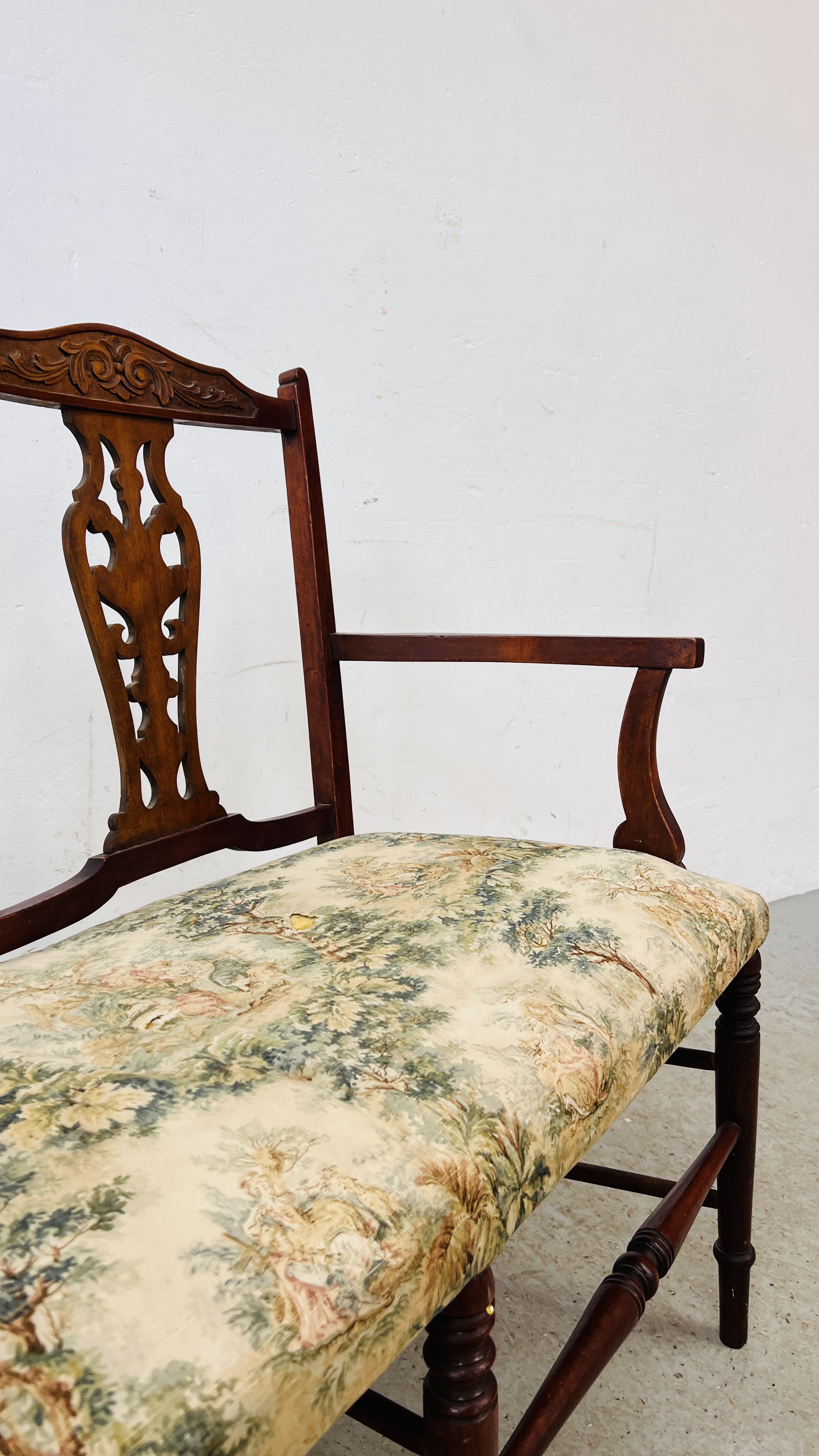 ANTIQUE MAHOGANY LOVERS SEAT WITH FRET BACK AND CARVED DETAILING - Image 7 of 9