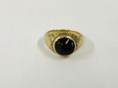 A VINTAGE YELLOW METAL GENT'S ROUND SINGLE STONE CABOCHON GARNET SIGNET RING WITH SCROLL ENGRAVED