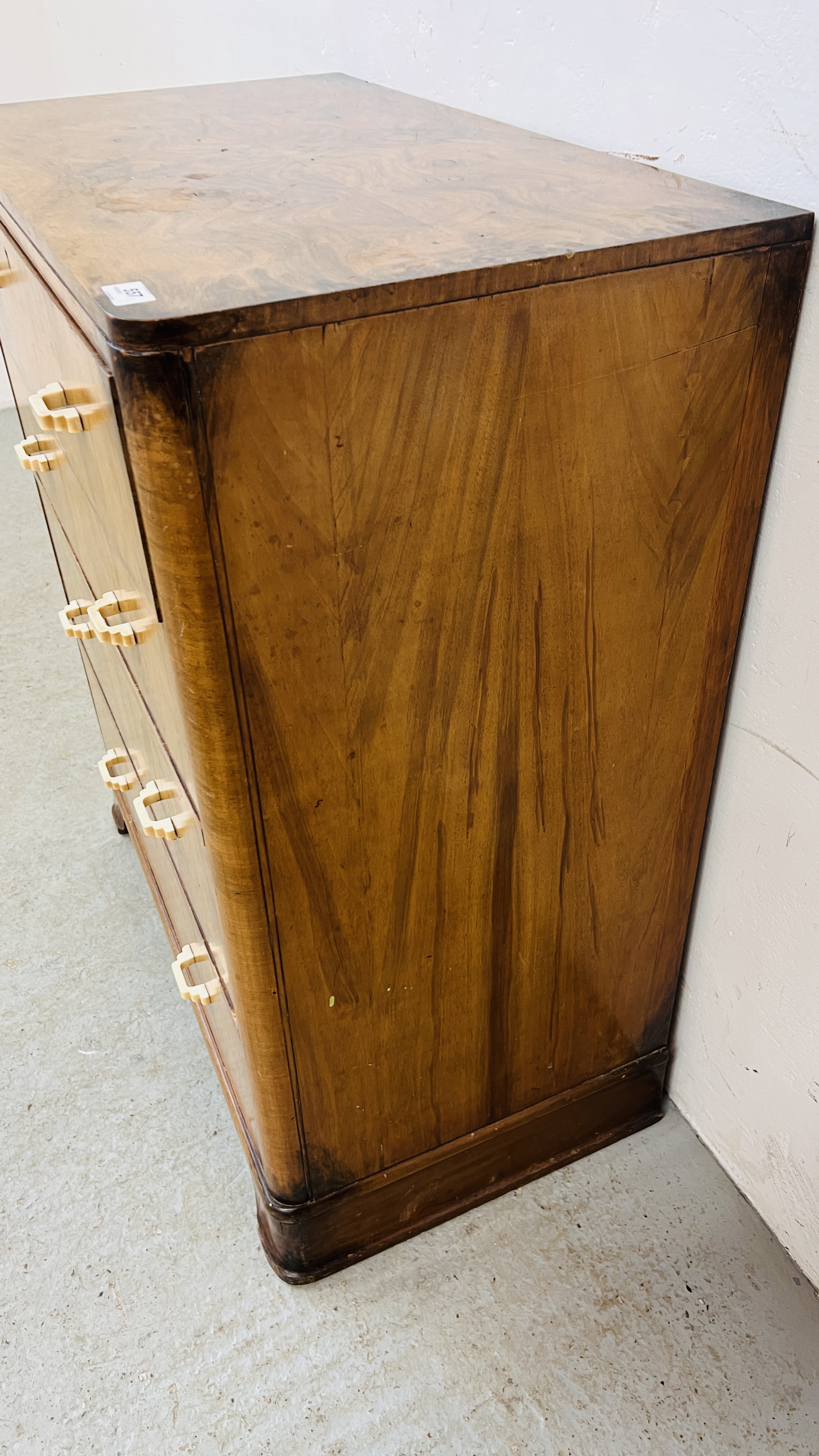 A VINTAGE WALNUT FINISH 4 DRAWER CHEST OF DRAWERS WITH PLASTIC DECO HANDLES W 77CM. X 43CM. X 94CM. - Image 8 of 9