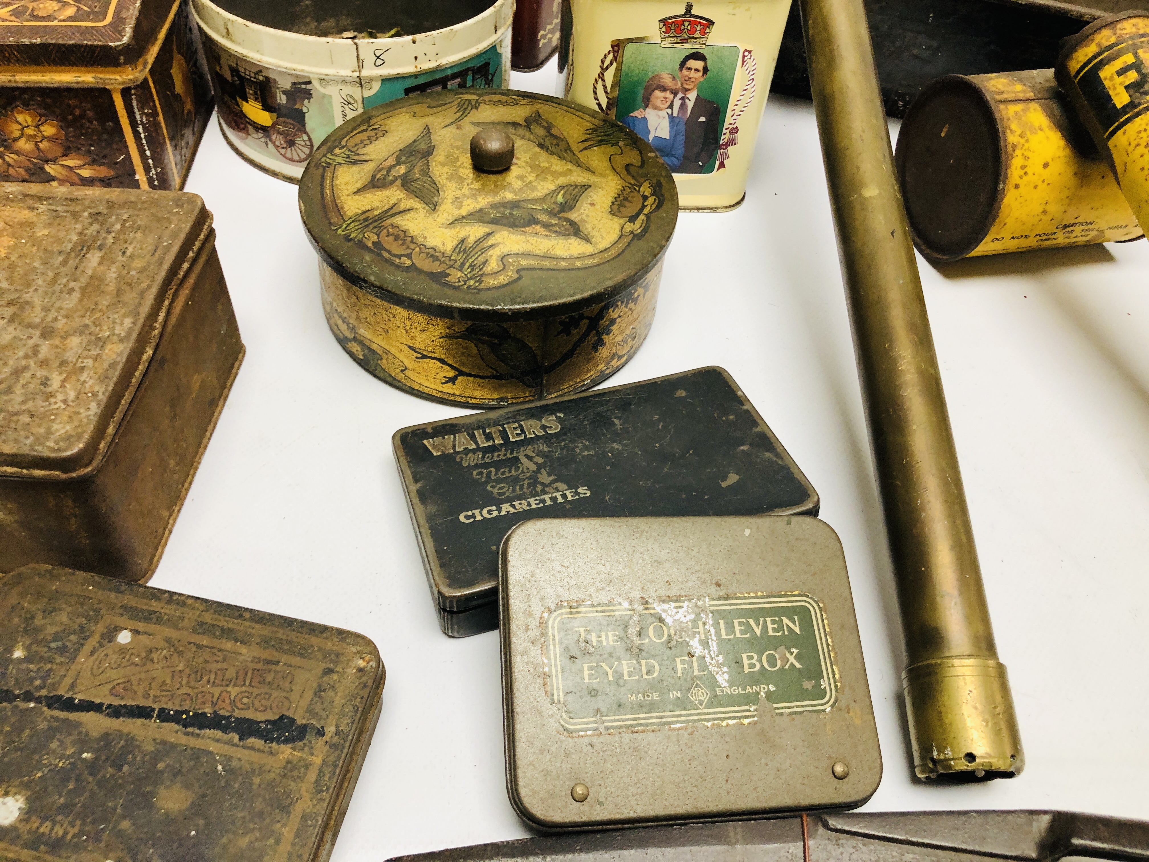 A VINTAGE METAL CARRY TRAY COMPLETE WITH VINTAGE HAND SHEARS, BRASS ROSE PUMP, - Image 7 of 10