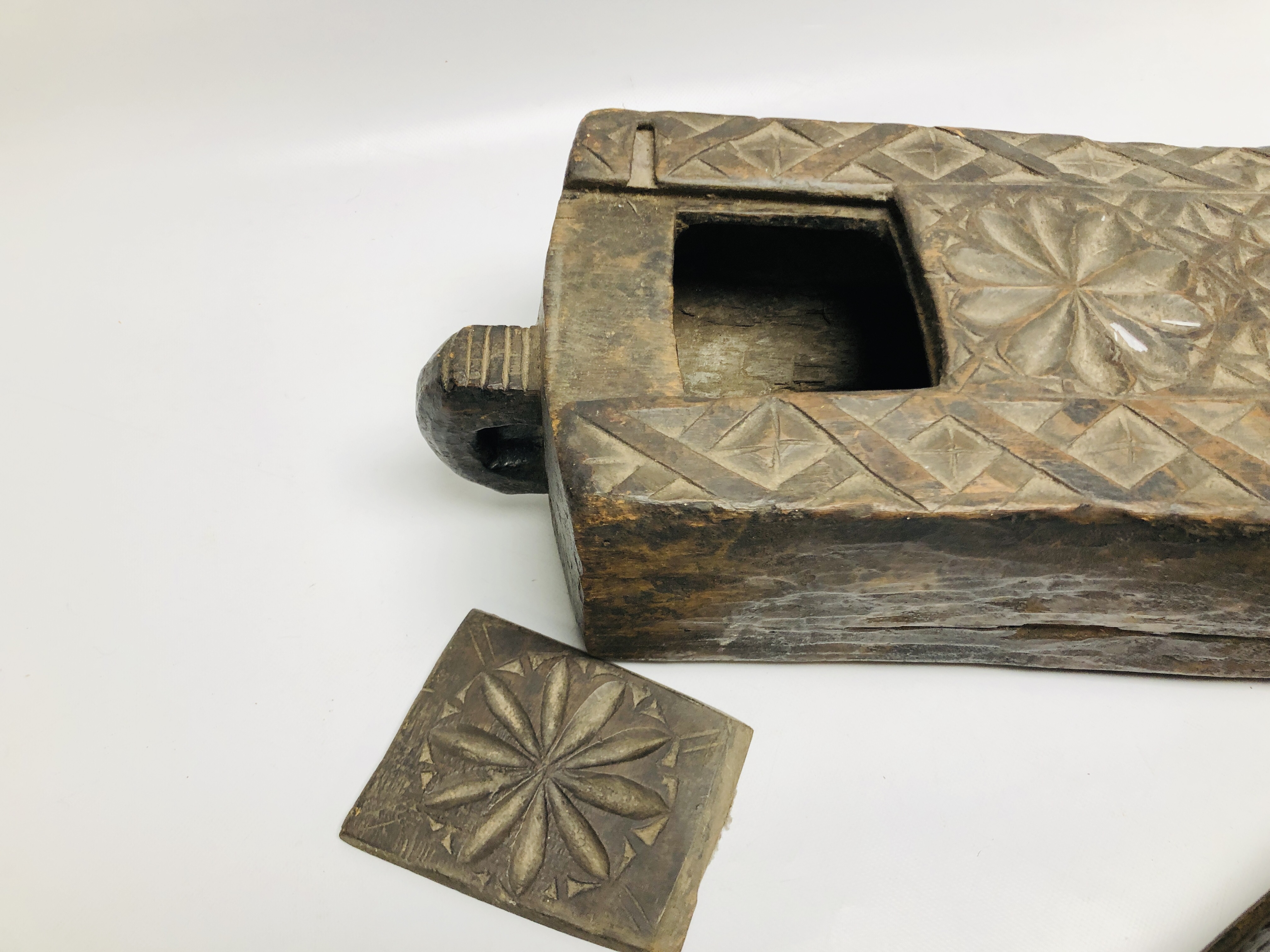 A GROUP OF ELABORATE ETHNIC HARDWOOD CARVED STORAGE BOXES / CONTAINERS. - Image 5 of 6