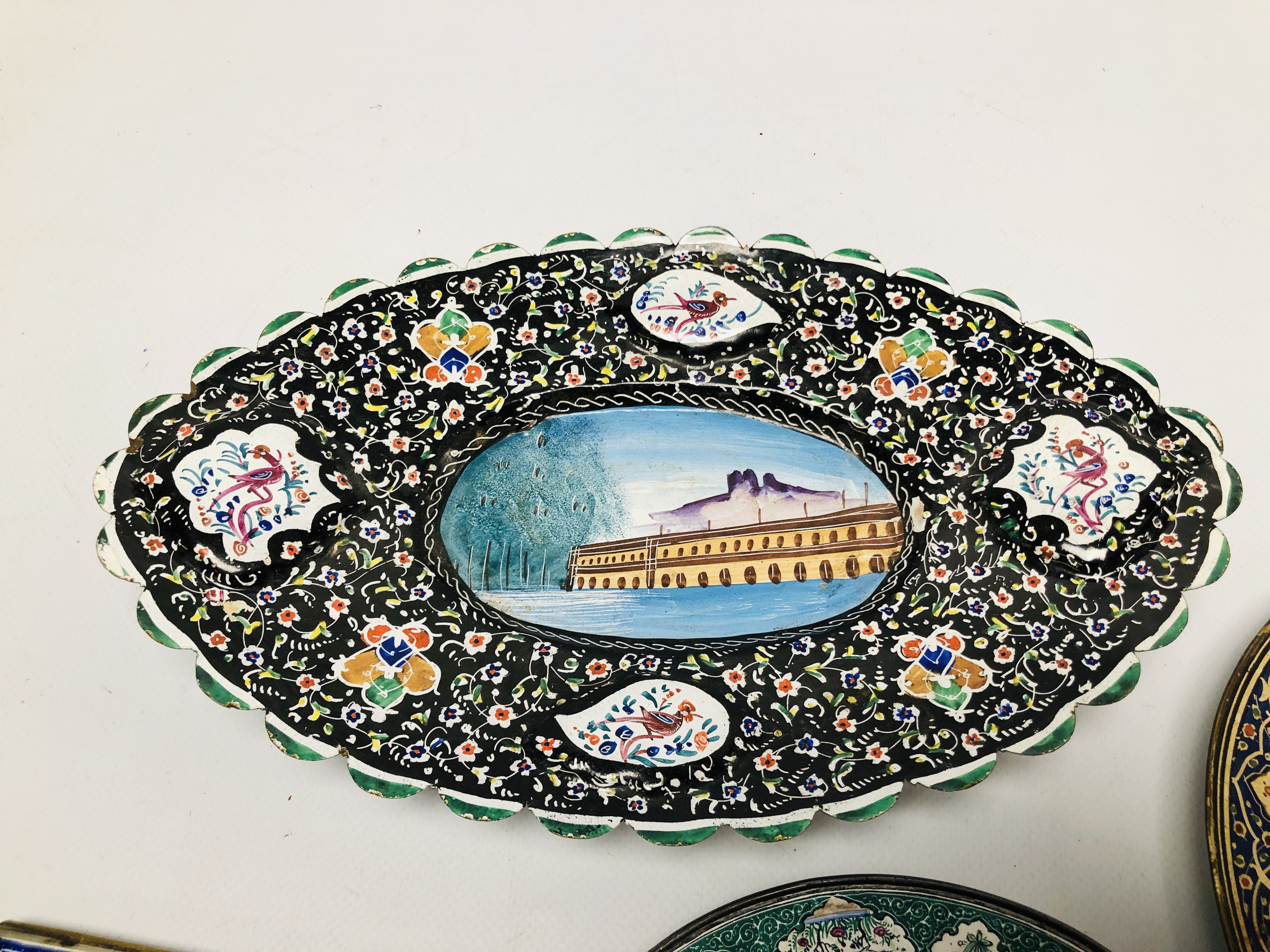 A GROUP OF FIVE INDIAN ENAMELLED PIECES AN OVAL BOWL, AN OVAL DISH, - Image 7 of 10