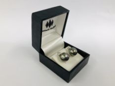 STUNNING PAIR OF GREY PEARL STUD EARRINGS SET WITH SINGLE BRILLIANT CUT DIAMONDS MARKED 750.