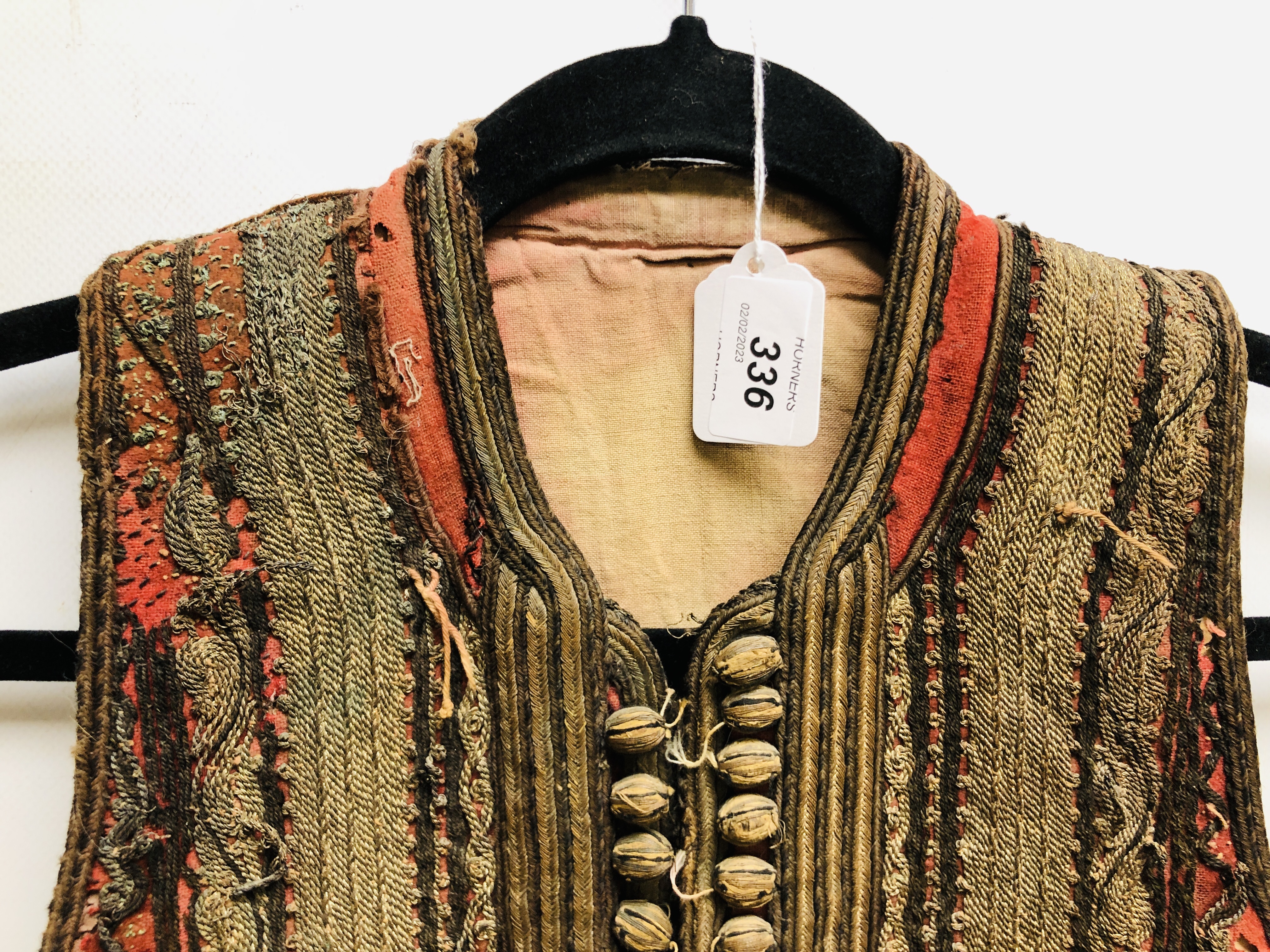 A VINTAGE MIDDLE EASTERN HANDMADE CHILDS WAISTCOAT WOVEN WITH ELABORATE GILT THREAD (REQUIRES - Image 2 of 9