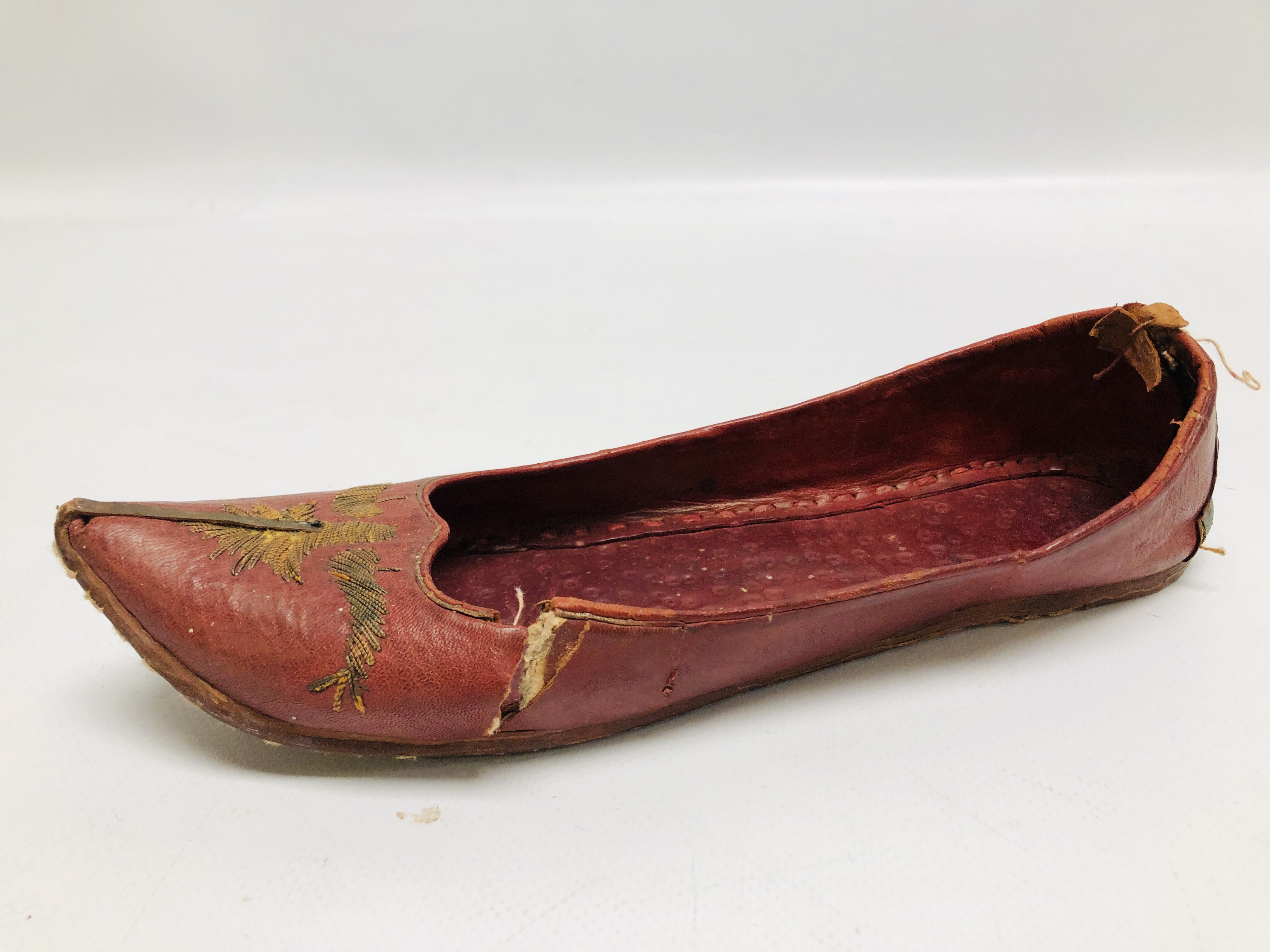 PAIR OF EARLY C20TH AFGHAN LEATHER SHOES WITH GOLD THREAD EMBROIDERY. - Image 3 of 10