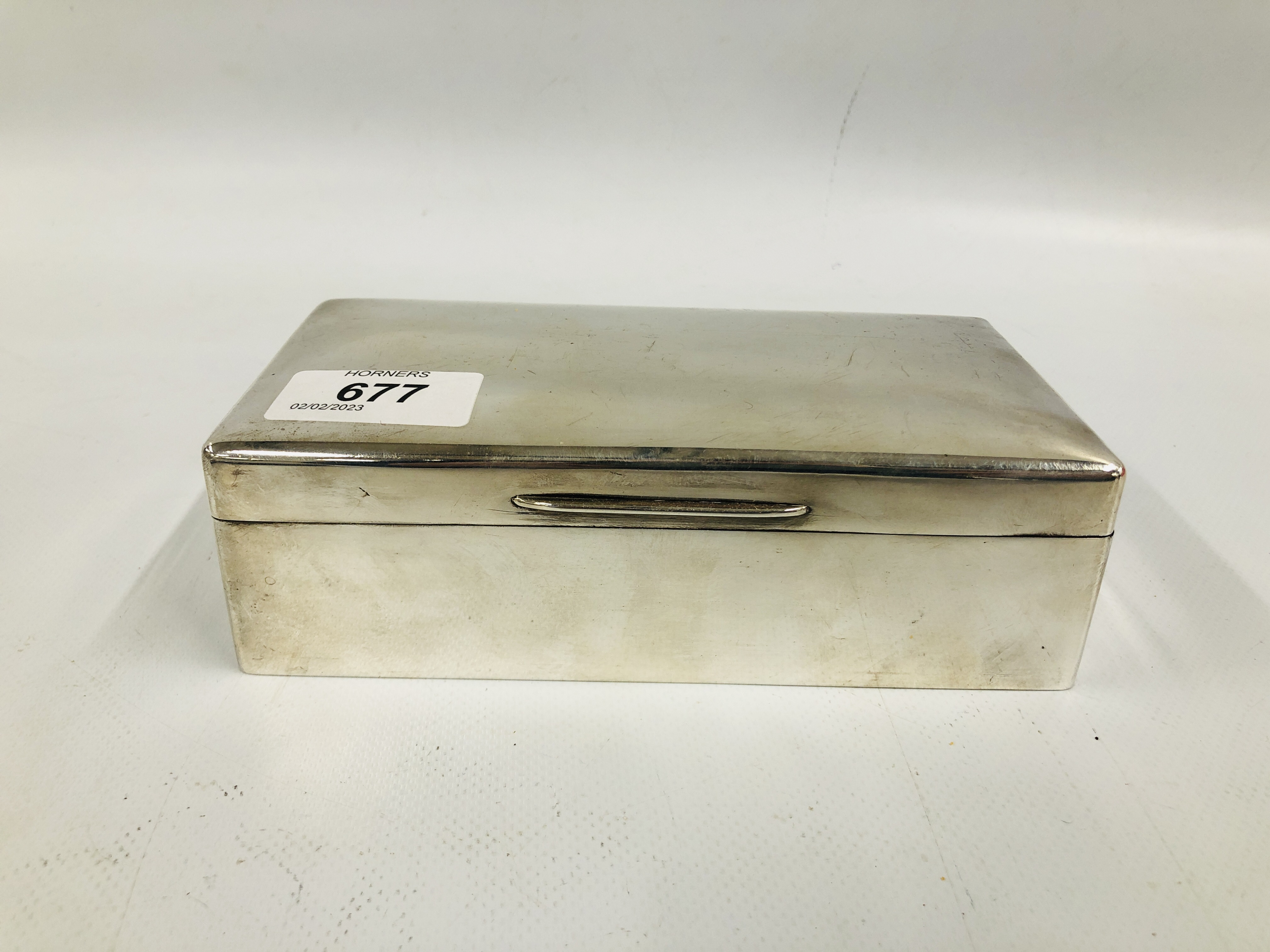 A SILVER CIGARETTE BOX, LONDON ASSAY W 17CM X D9CM X H 5CM.