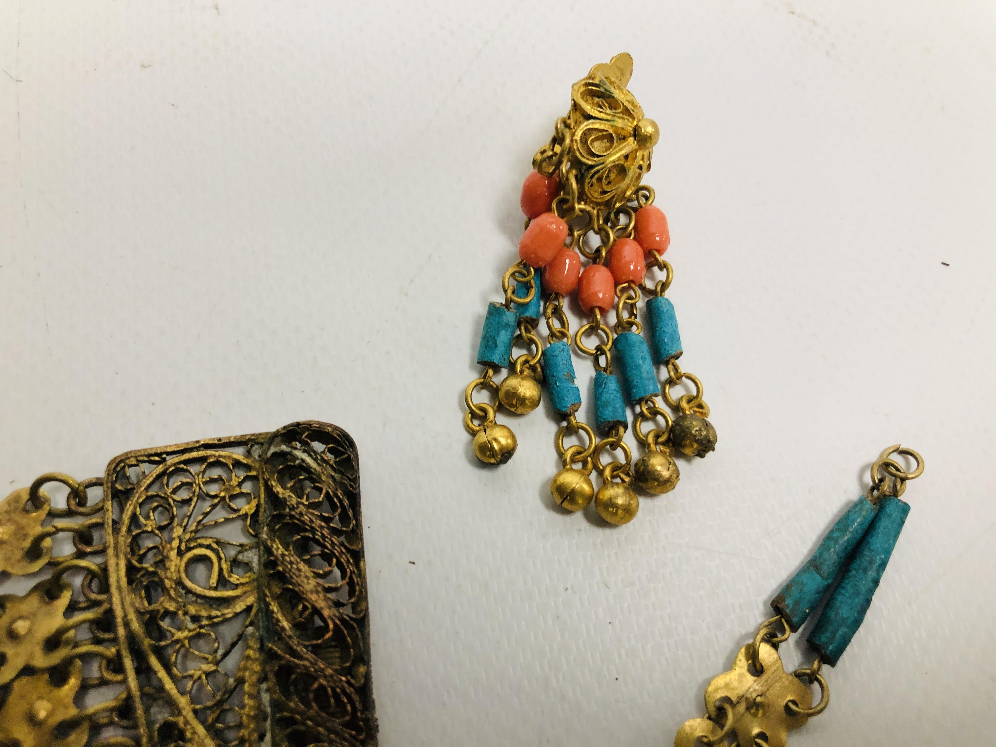 AN EGYPTIAN STYLE JEWELLERY SET COMPRISING OF A CUFF BRACELET, CLIP EARRINGS AND FACE COVERING, - Image 6 of 12