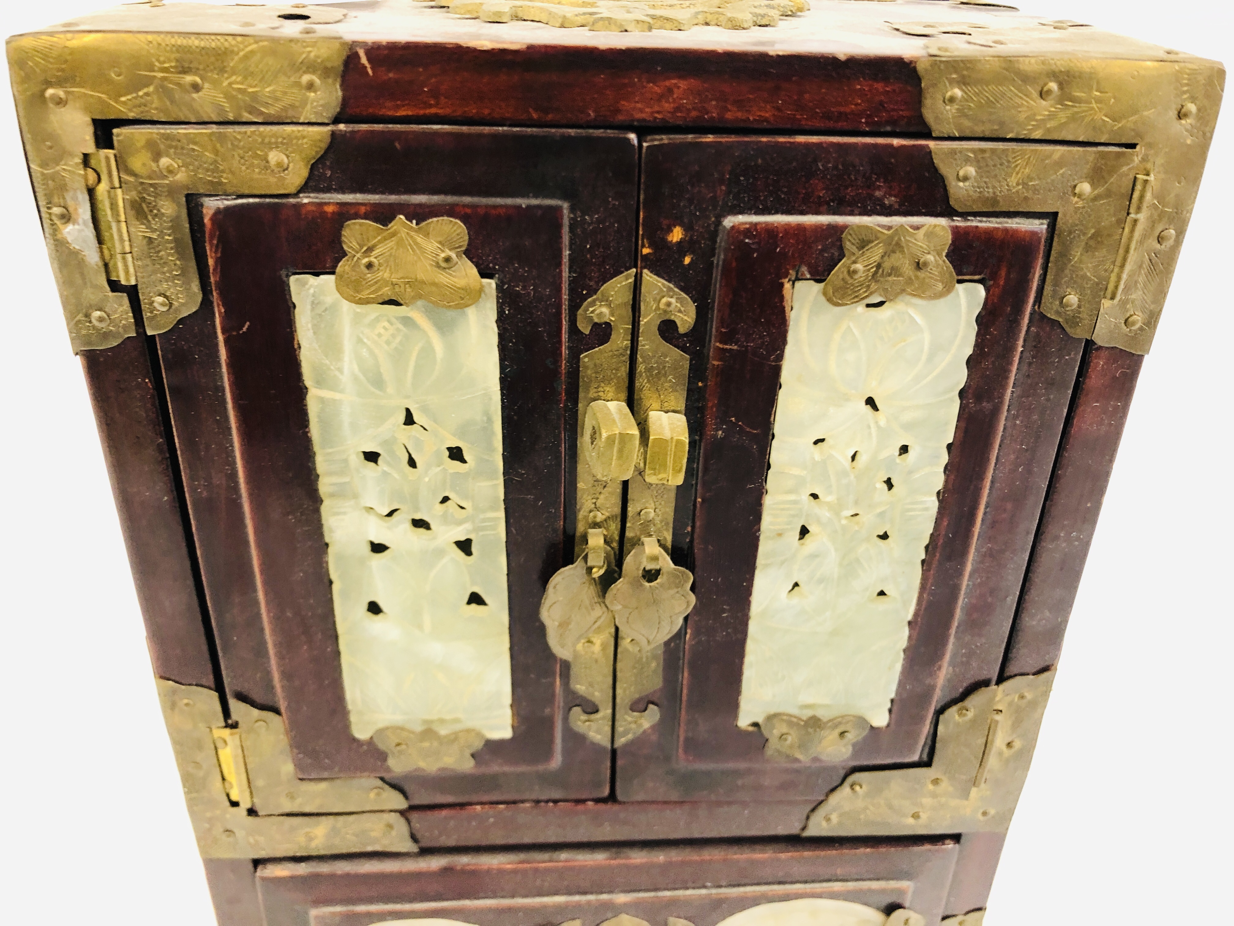 A CHINESE HARDWOOD JEWELLERY CHEST INLAID WITH HARDSTONE PANELS AND BRASS BOUND DETAIL. - Image 3 of 11