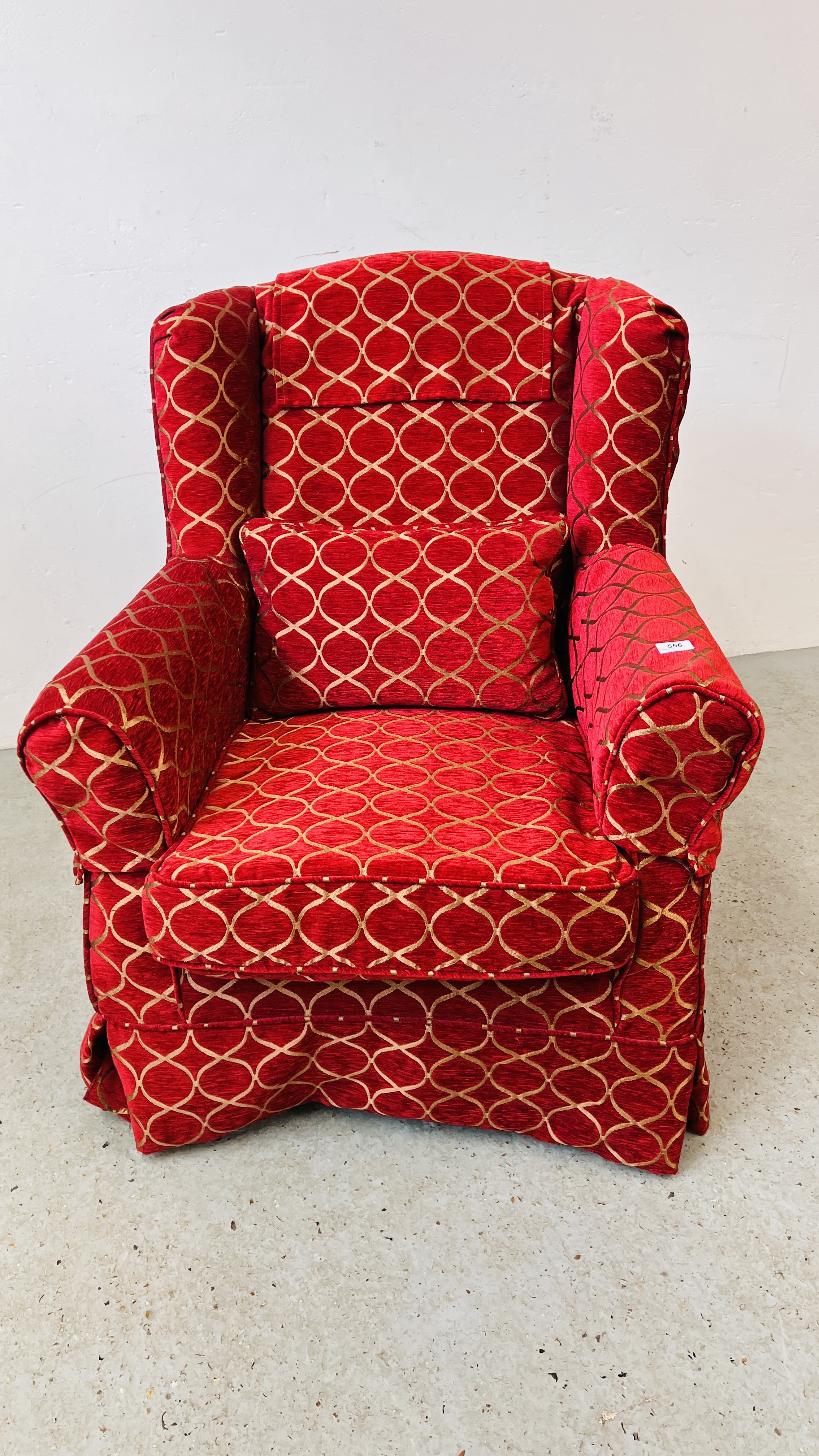 A MODERN WING BACK CHAIR UPHOLSTERED IN RED AND GOLD - Image 6 of 8