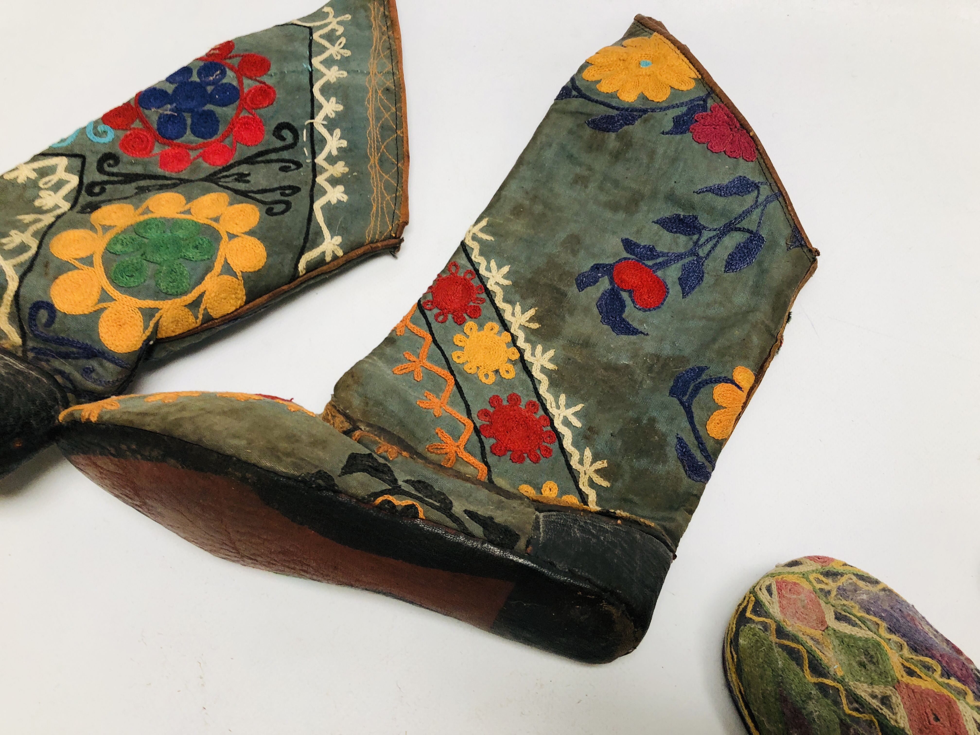 A PAIR OF MID C20TH AFGHAN EMBROIDERED SHOES ALONG WITH A PAIR OF EMBROIDERED BOOTS. - Image 10 of 10