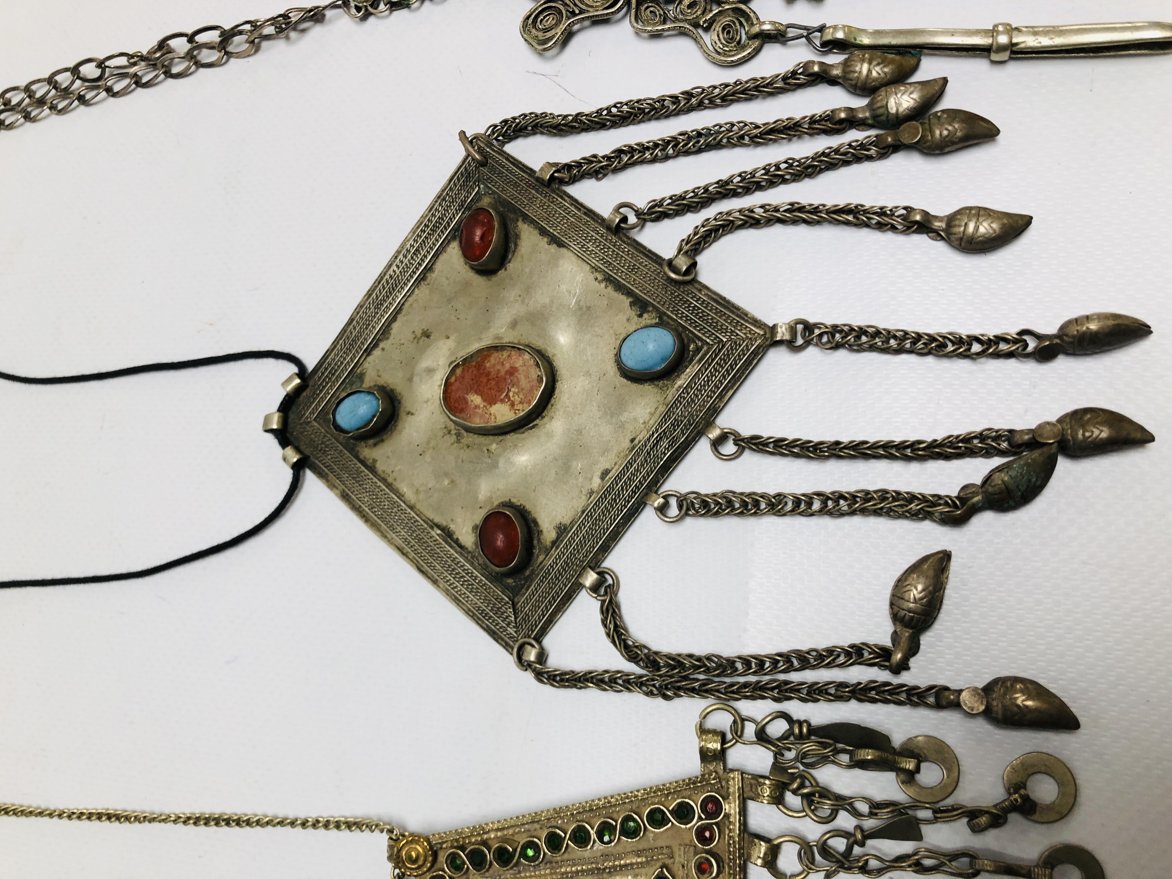 A GROUP OF 6 ASSORTED EASTERN STYLE WHITE METAL PENDANT NECKLACES TO INCLUDE STONE SET EXAMPLES. - Image 5 of 9