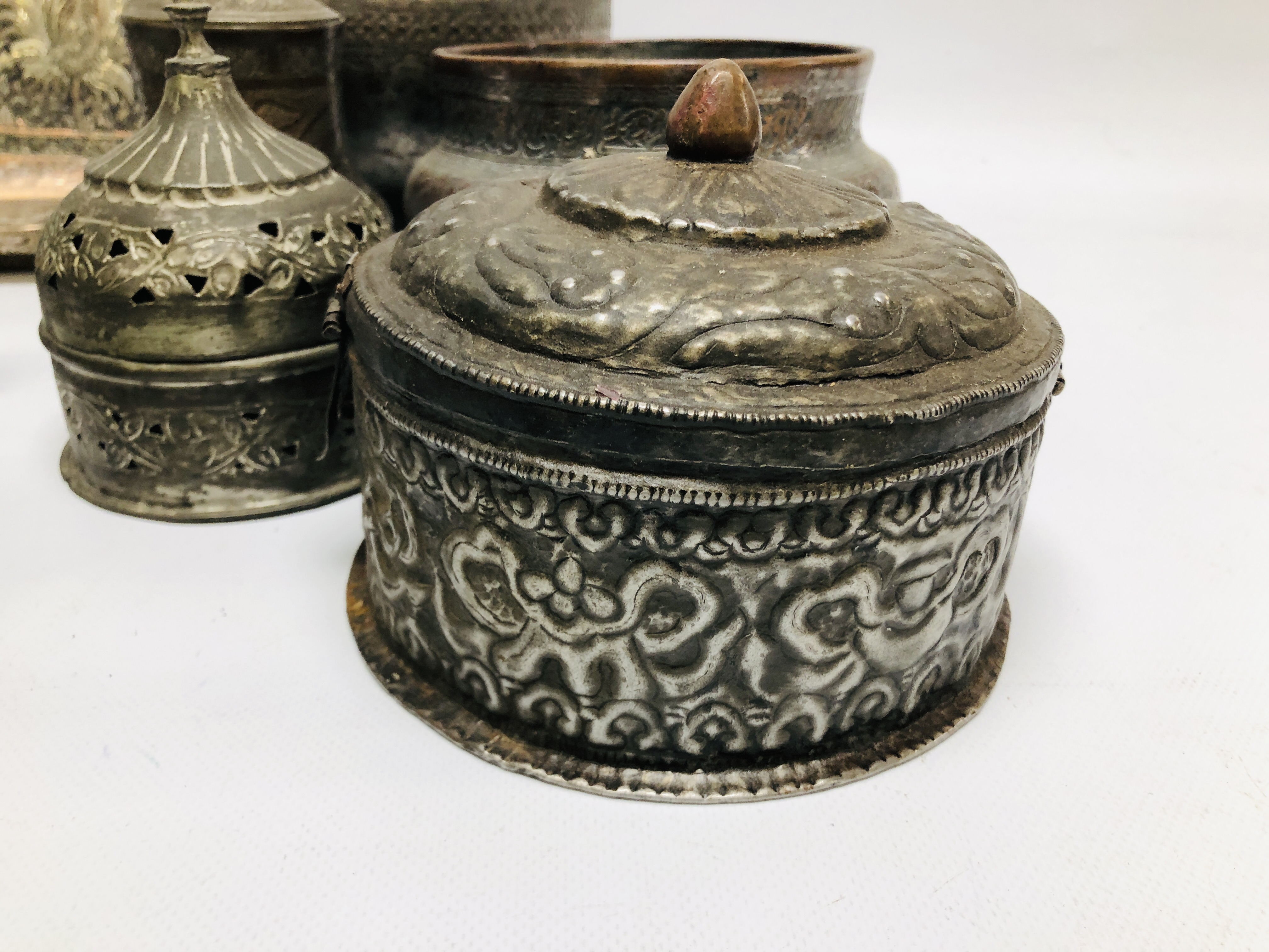 A BOX OF ASSORTED MIDDLE EASTERN AND ASIAN METAL WARE ARTIFACTS COMPRISING OF LIDDED CONTAINERS AND - Bild 8 aus 9