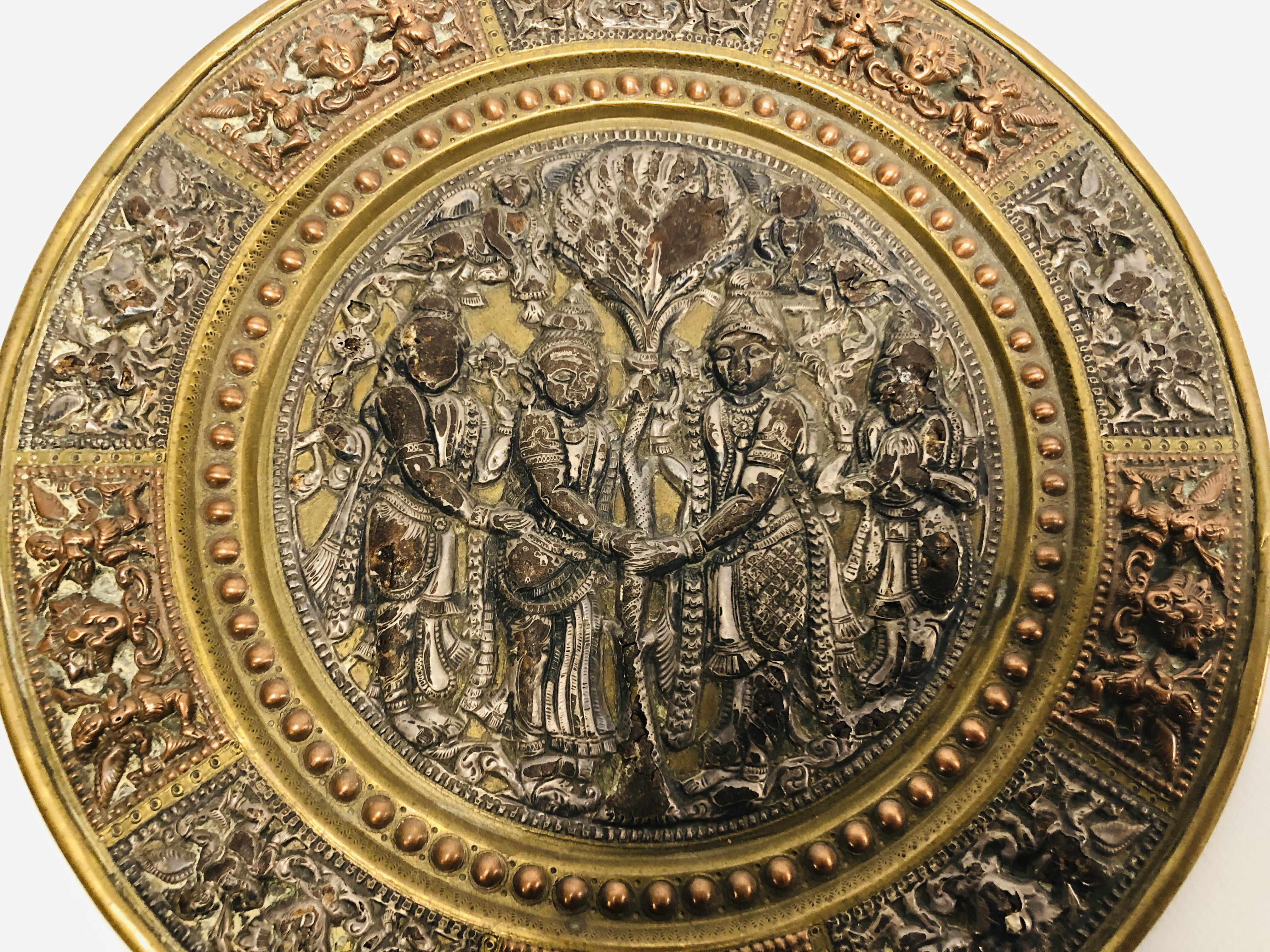 AN INDIAN BRASS AND COPPER MARRIAGE PLATE THE CENTRE WITH SILVERED FIGURES, - Bild 2 aus 11