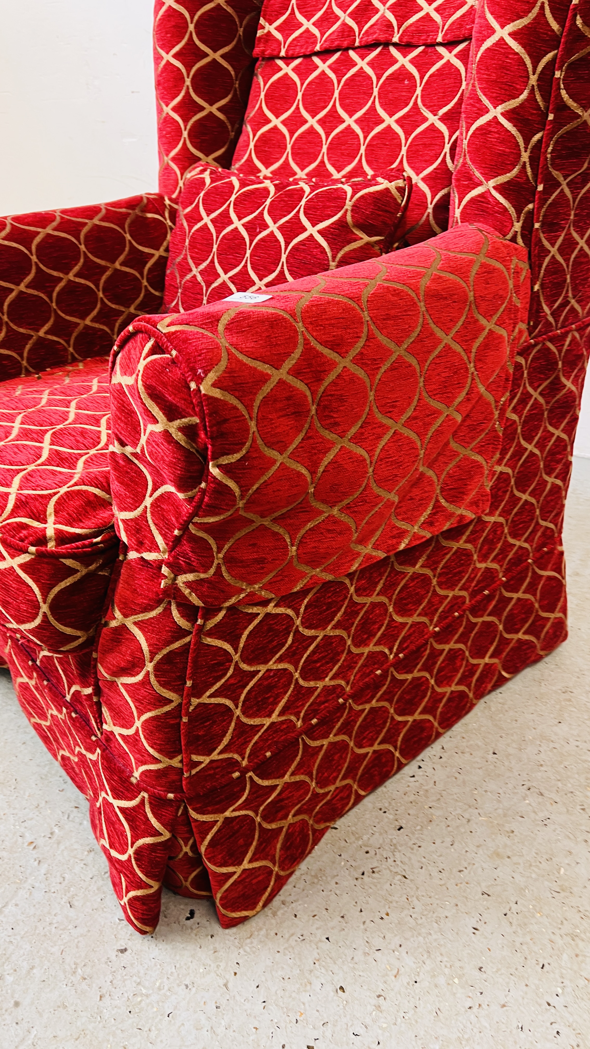 A MODERN WING BACK CHAIR UPHOLSTERED IN RED AND GOLD - Image 4 of 8