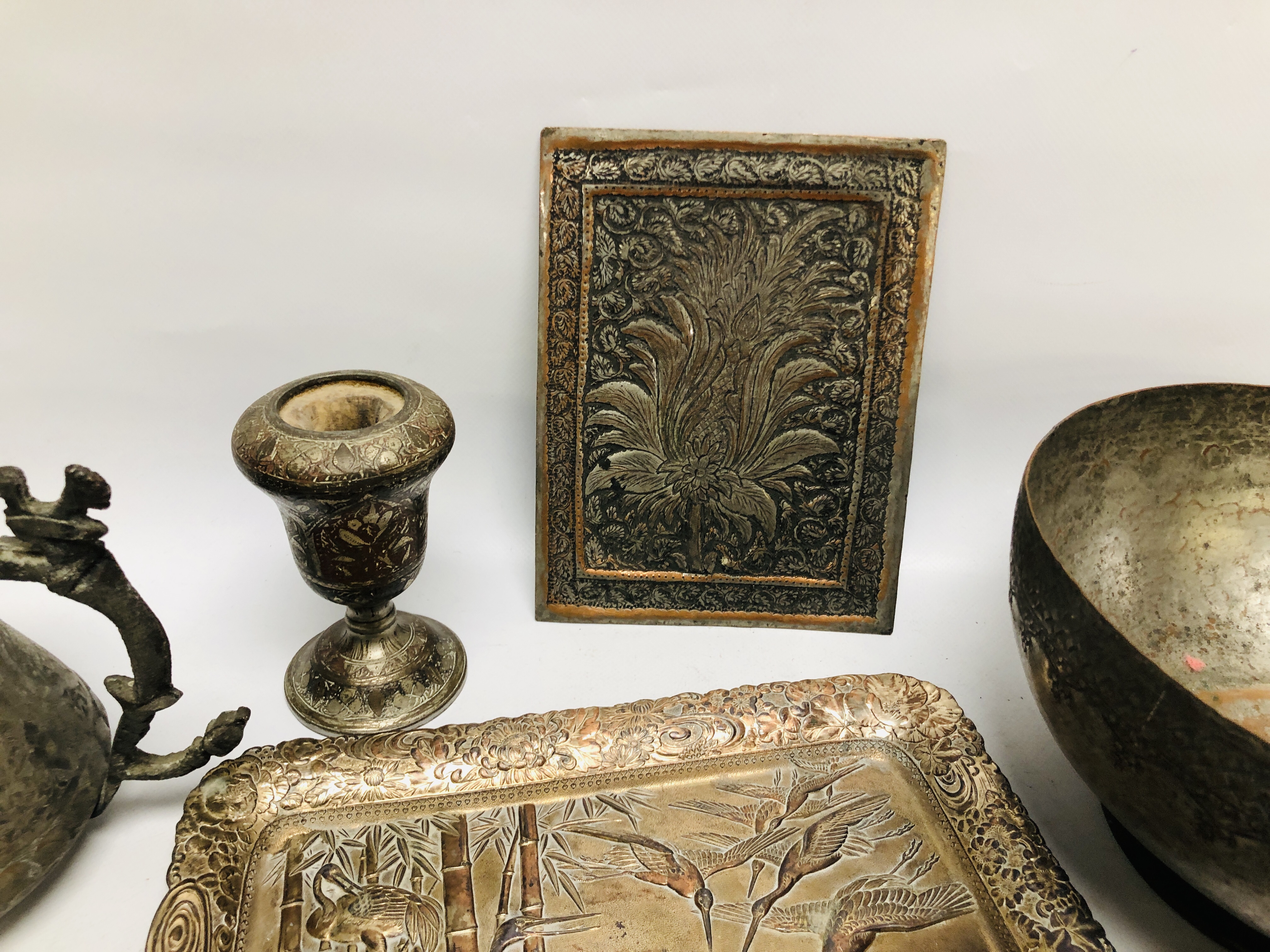 A BOX OF ASSORTED MIDDLE EASTERN AND ASIAN METAL WARE ARTIFACTS COMPRISING OF LIDDED CONTAINERS AND - Bild 5 aus 9