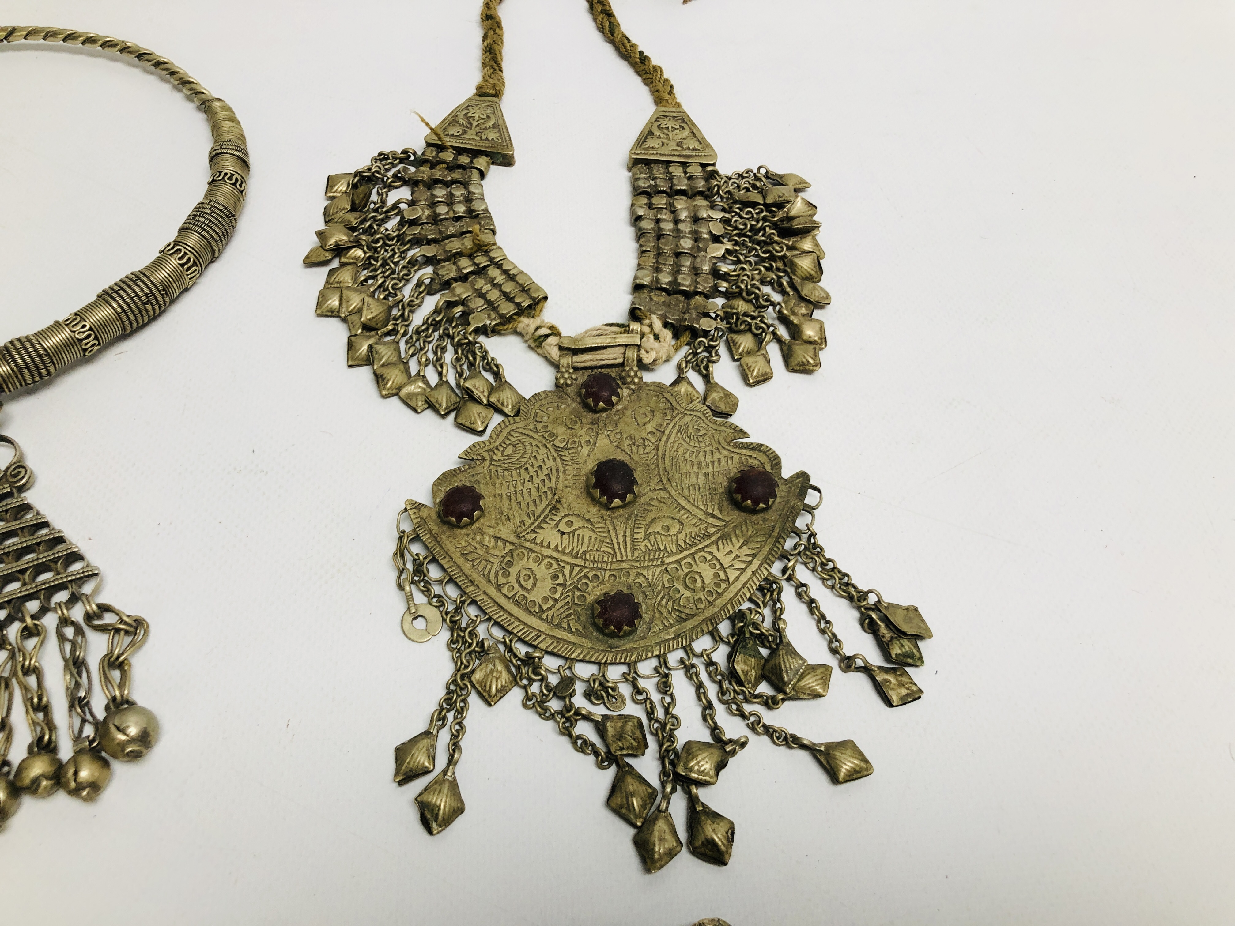 A GROUP OF 5 ELABORATE EASTERN STYLE WHITE METAL NECKLACES TO INCLUDE CHOKER EXAMPLES. - Image 5 of 8