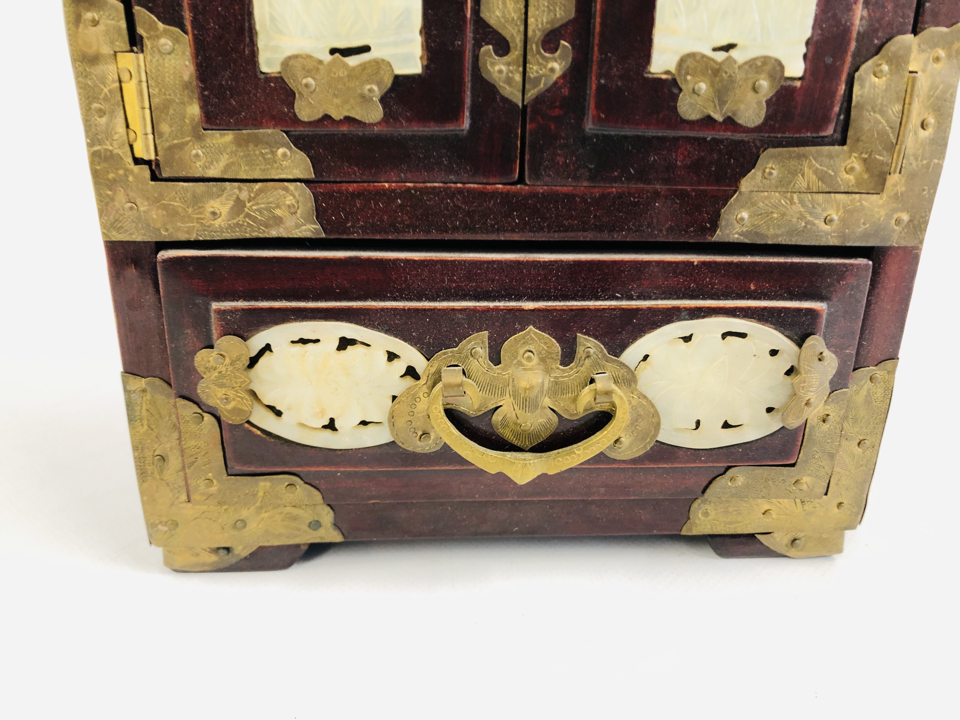 A CHINESE HARDWOOD JEWELLERY CHEST INLAID WITH HARDSTONE PANELS AND BRASS BOUND DETAIL. - Image 4 of 11