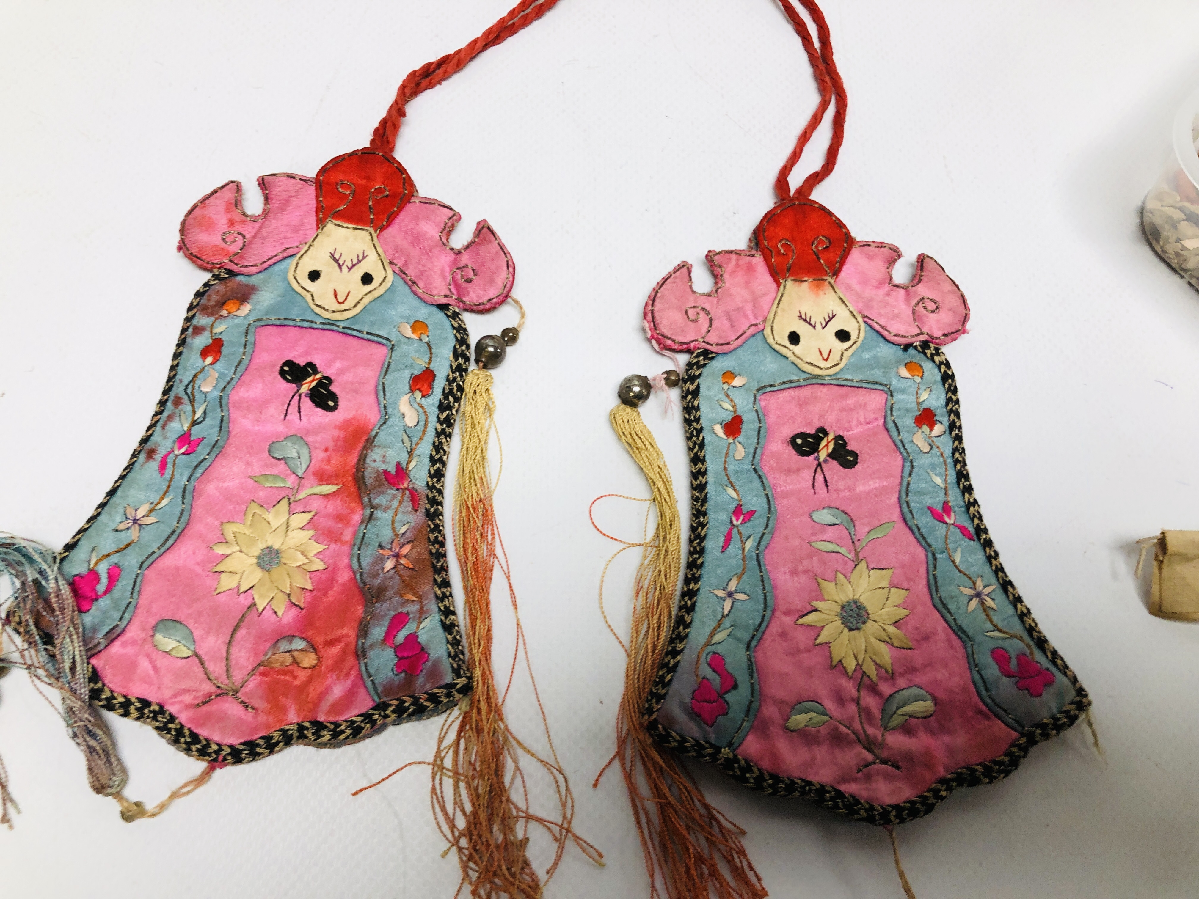 AN ORIENTAL VINTAGE SILK EMBRIODERED HANGING ALONG WITH A MINIATURE HANDMADE DOLL A/F - Image 2 of 8