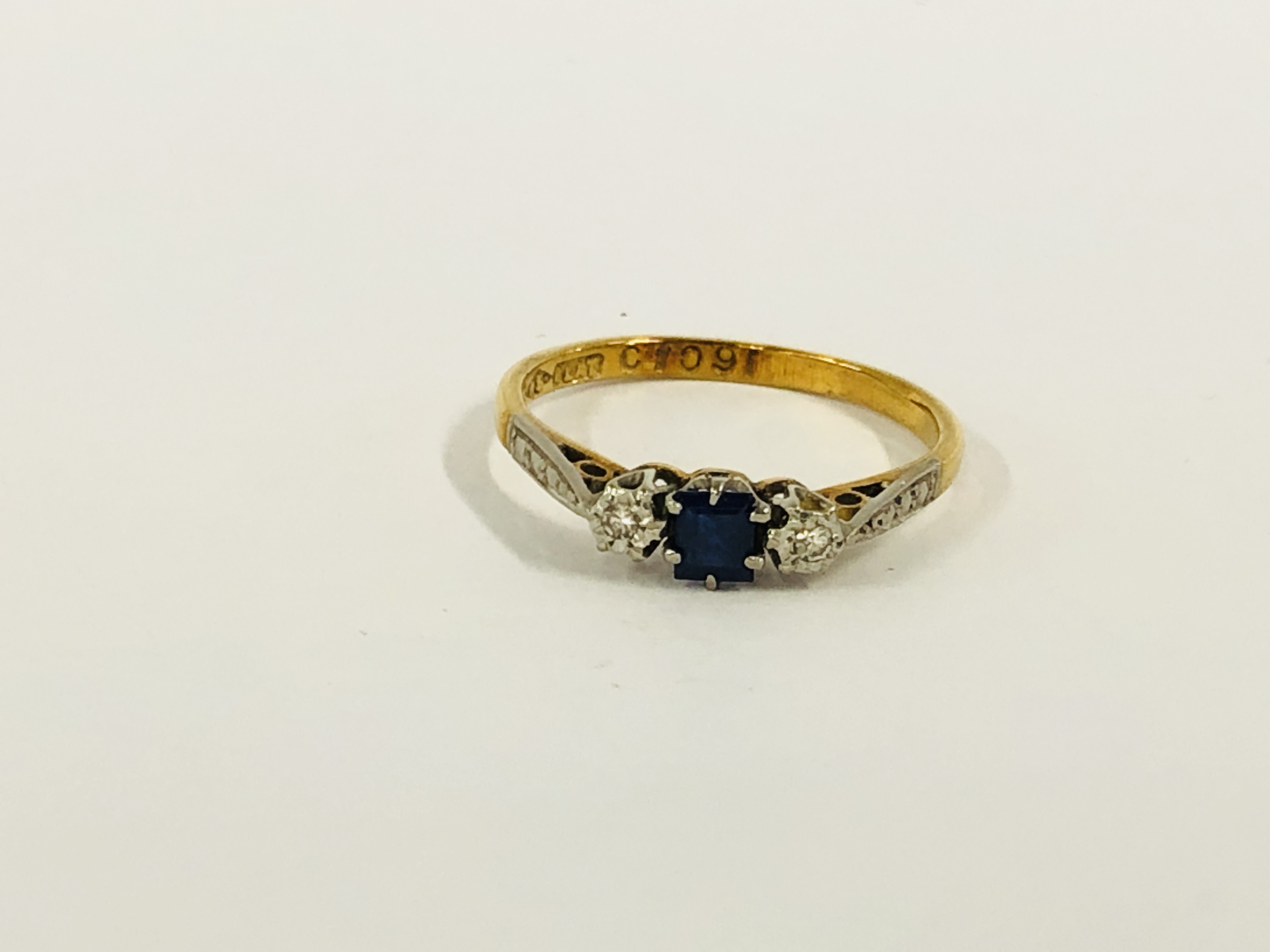 VINTAGE 18CT GOLD DIAMOND AND SAPPHIRE RING