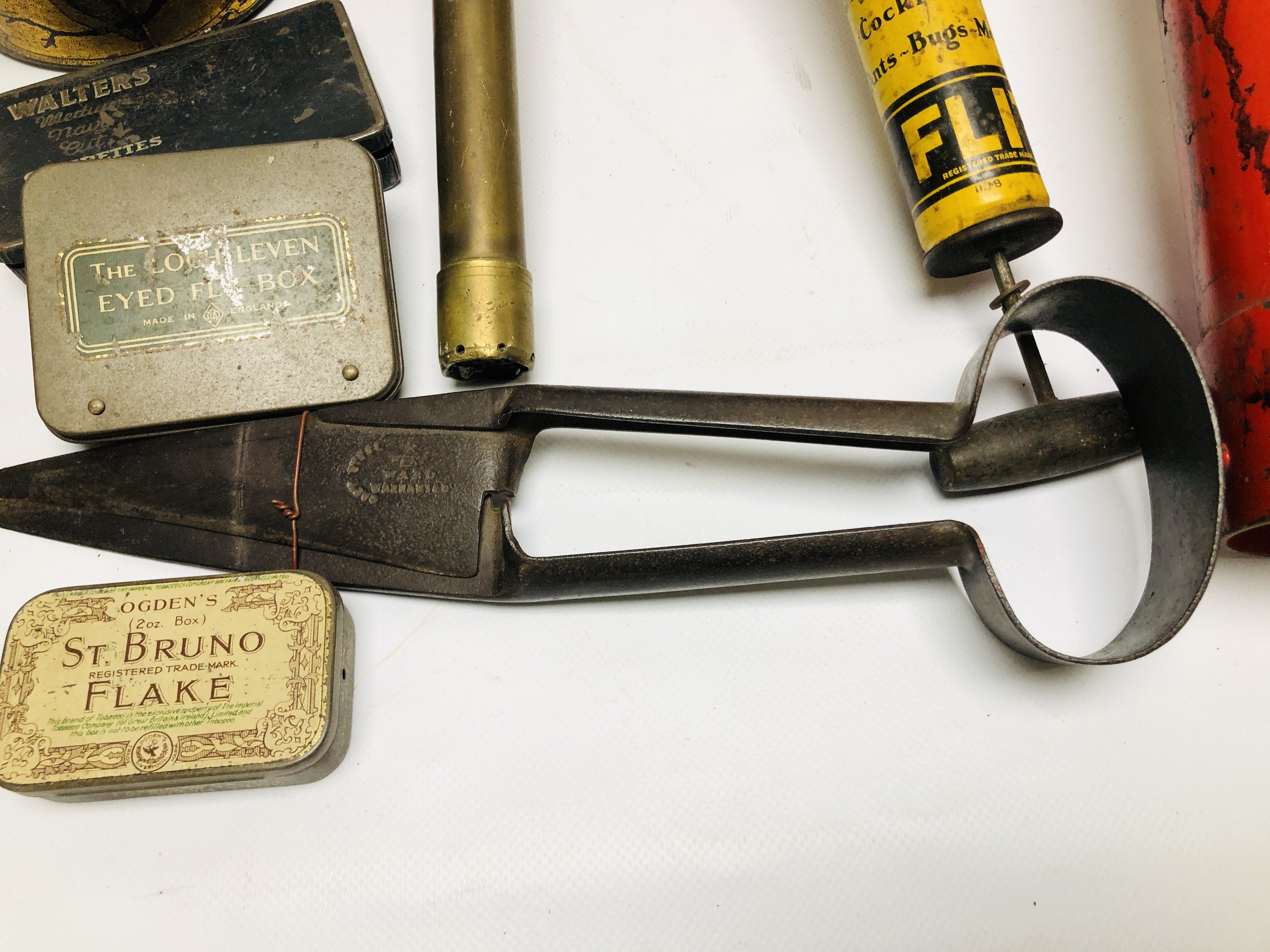 A VINTAGE METAL CARRY TRAY COMPLETE WITH VINTAGE HAND SHEARS, BRASS ROSE PUMP, - Image 8 of 10