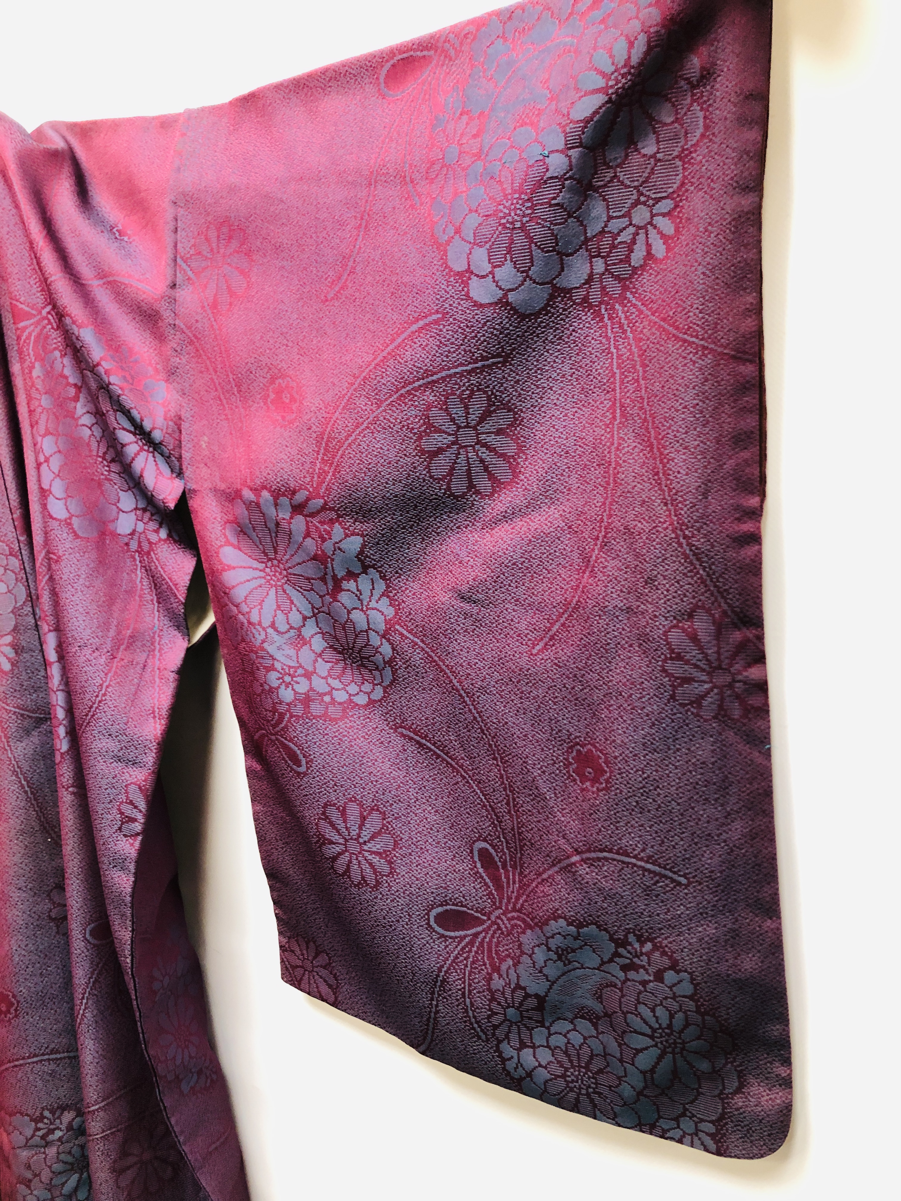 A JAPANESE PURPLE SILK KIMONO - Image 3 of 7