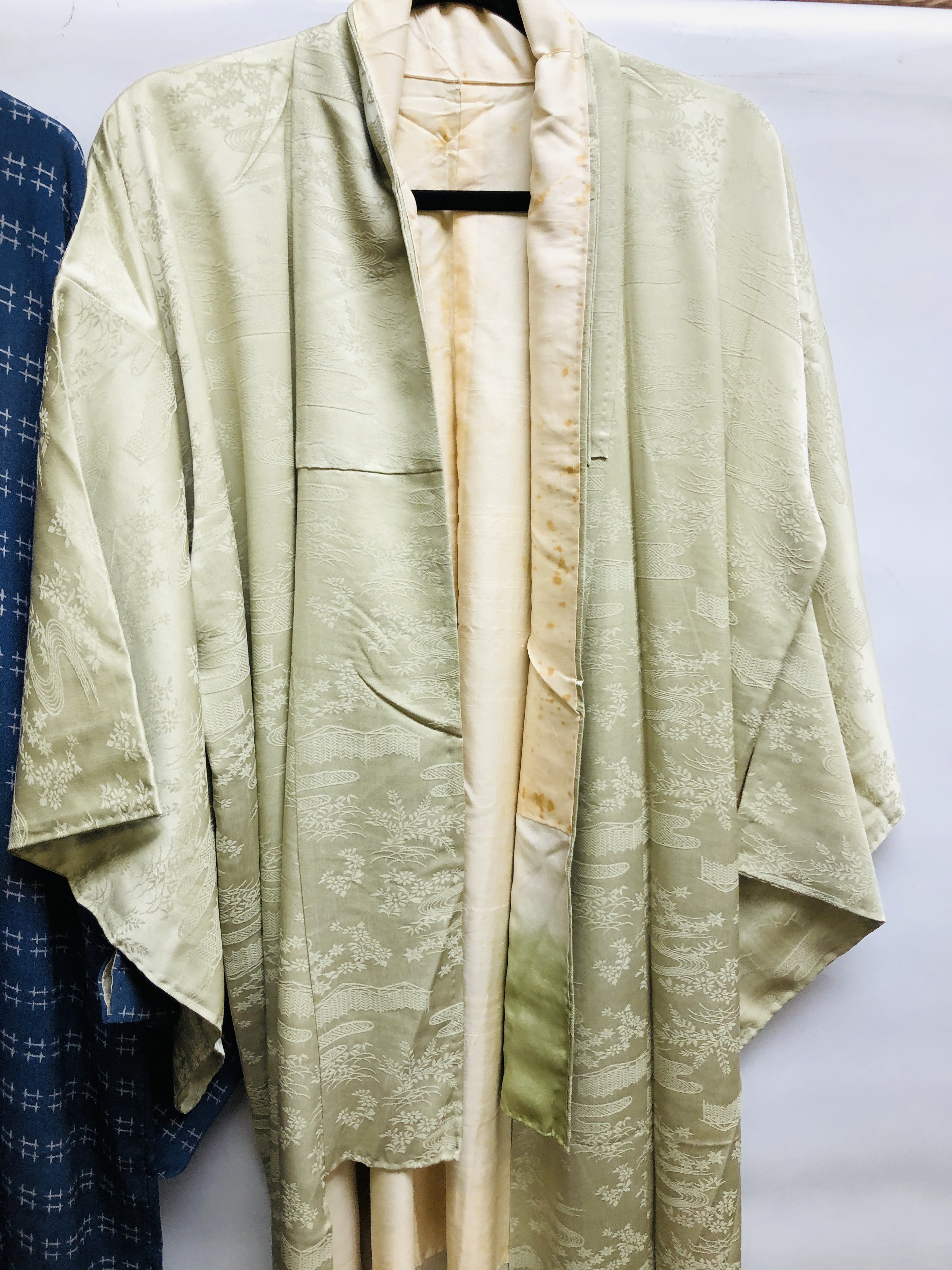 A GROUP OF THREE VINTAGE JAPANESE "KIMONOS" TO INCLUDE PRINTED SILK EXAMPLES - Image 5 of 10