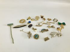 25 X VINTAGE GOLD TONE BROOCHES.