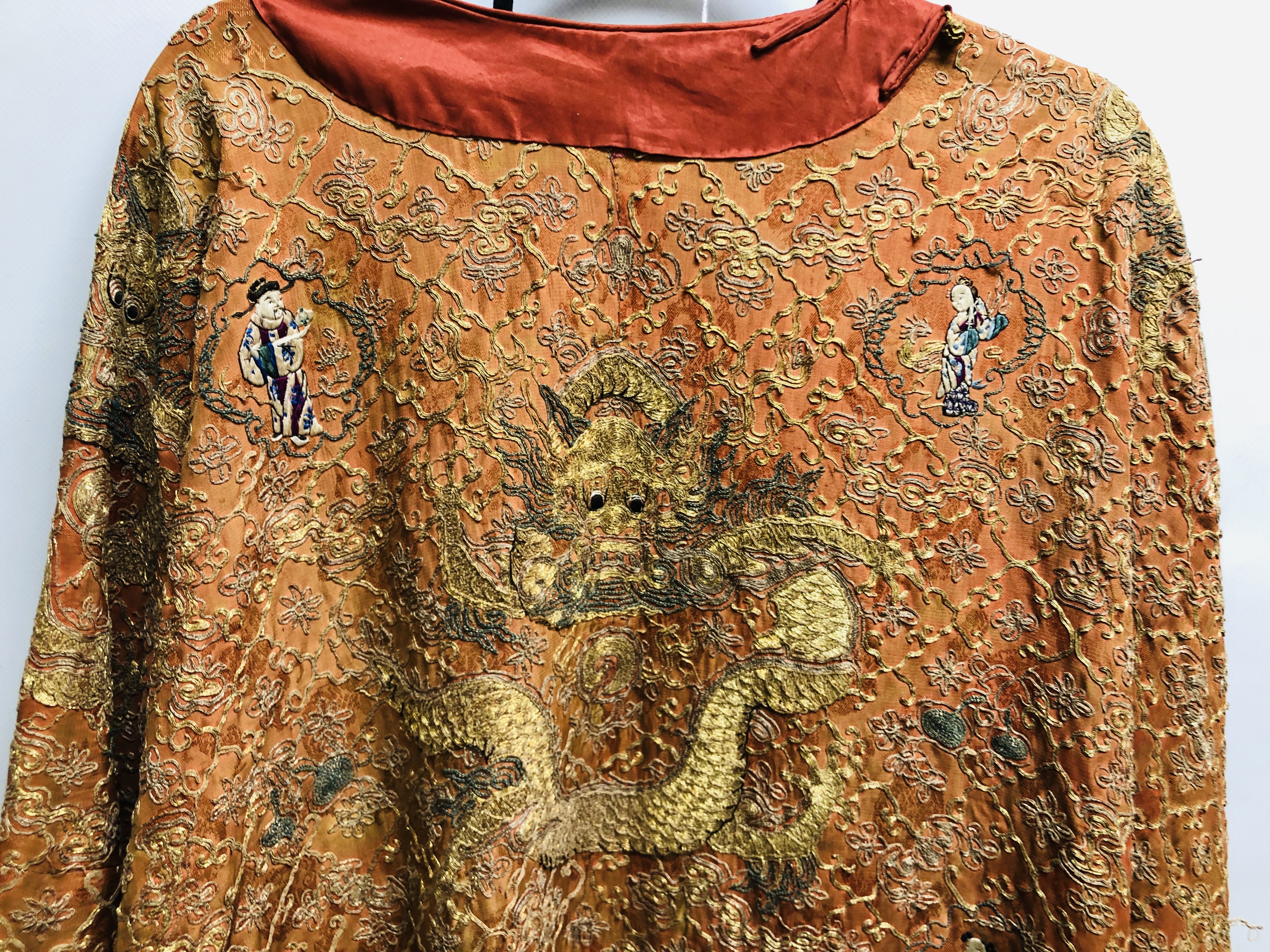 AN ELABORATE ANTIQUE CHINESE SILK CLOAK ON AN ORANGE FIELD EMBROIDERED WITH FIGURES AND GILT - Image 6 of 7