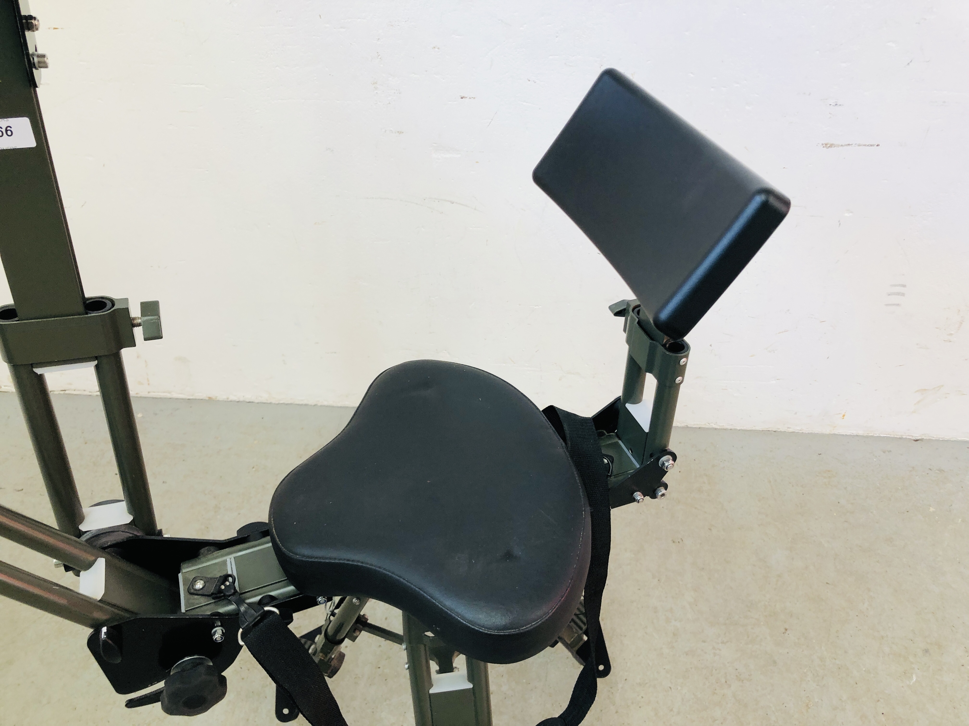 AN IDLEBACK ADJUSTABLE REVOLVING SHOOTING CHAIR WITH COMFORT SEAT. - Image 2 of 8