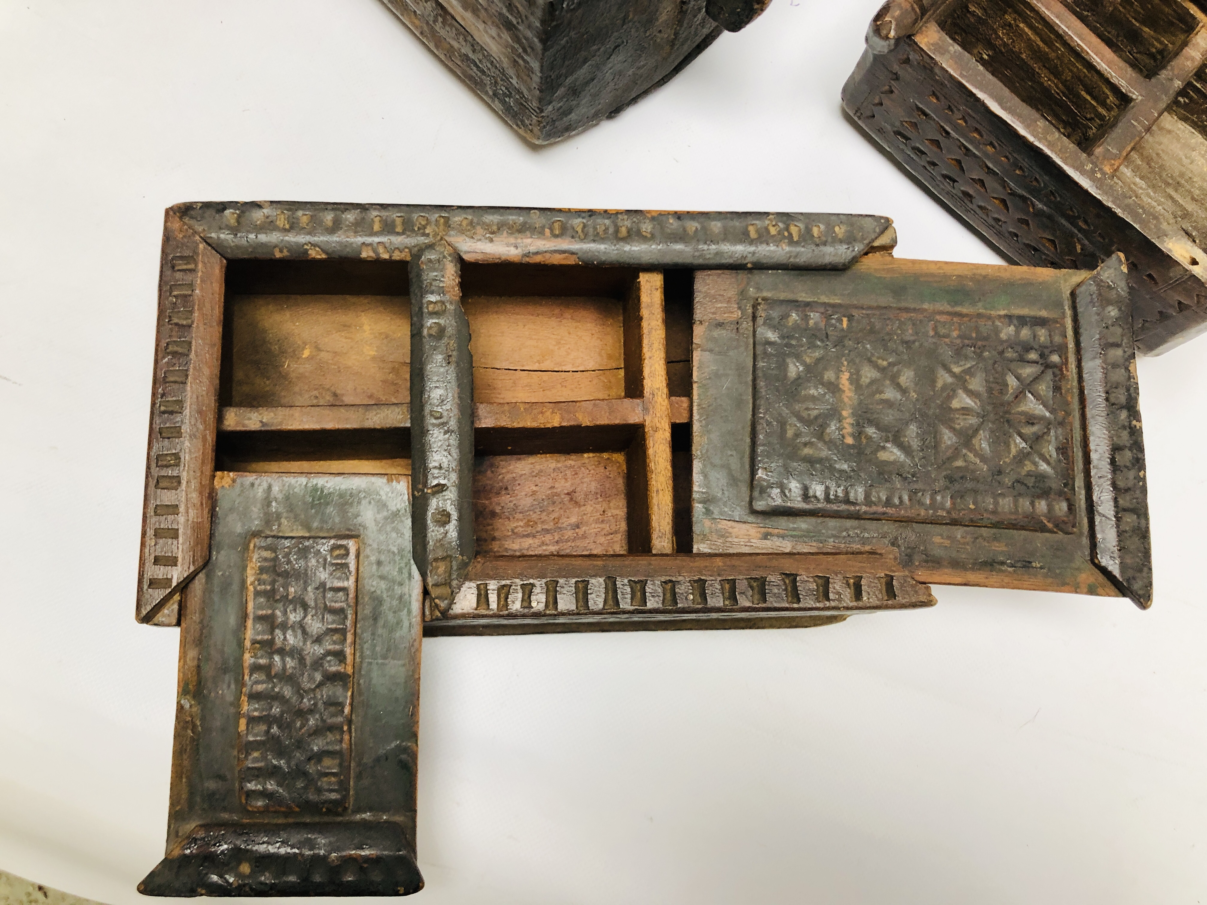 A GROUP OF ELABORATE ETHNIC HARDWOOD CARVED STORAGE BOXES / CONTAINERS. - Image 3 of 6