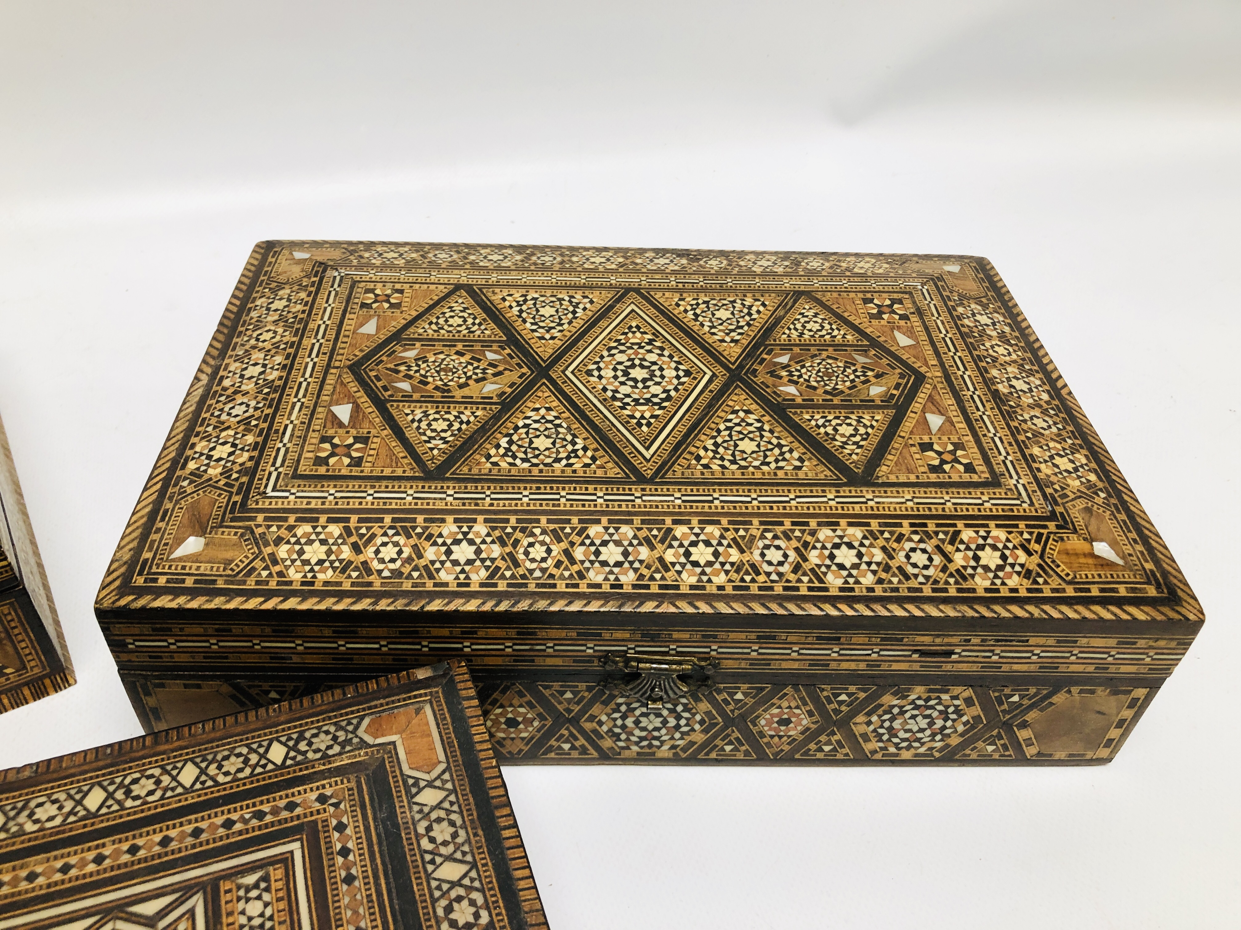 A COLLECTION OF 5 ASSORTED INLAID MARQUETRY BOXES. - Image 5 of 7