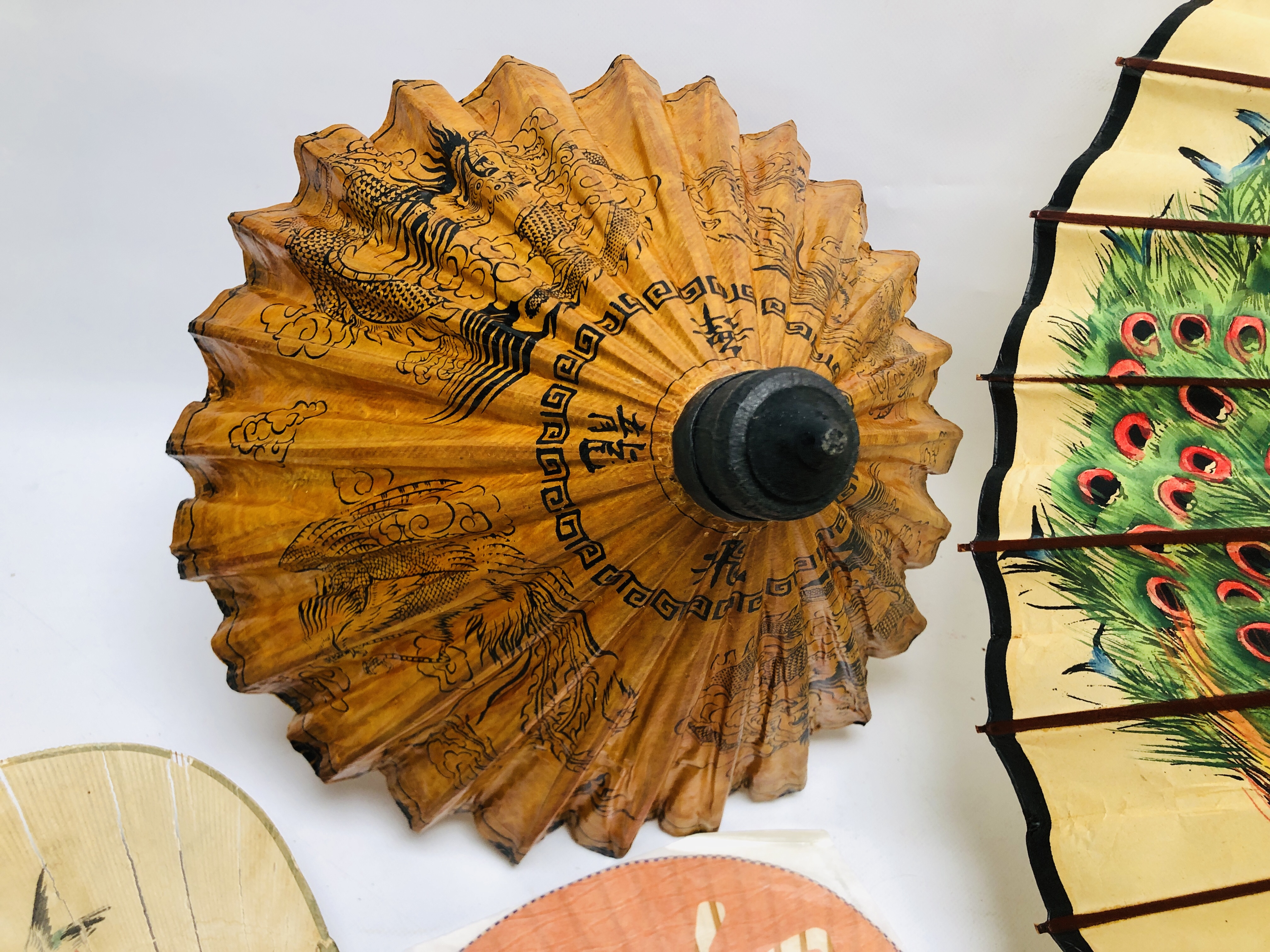 A COLLECTION OF ASSORTED MAINLY MODERN ORIENTAL FANS TO INCLUDE WOODEN AND PAINTED EXAMPLES ALONG - Image 3 of 10