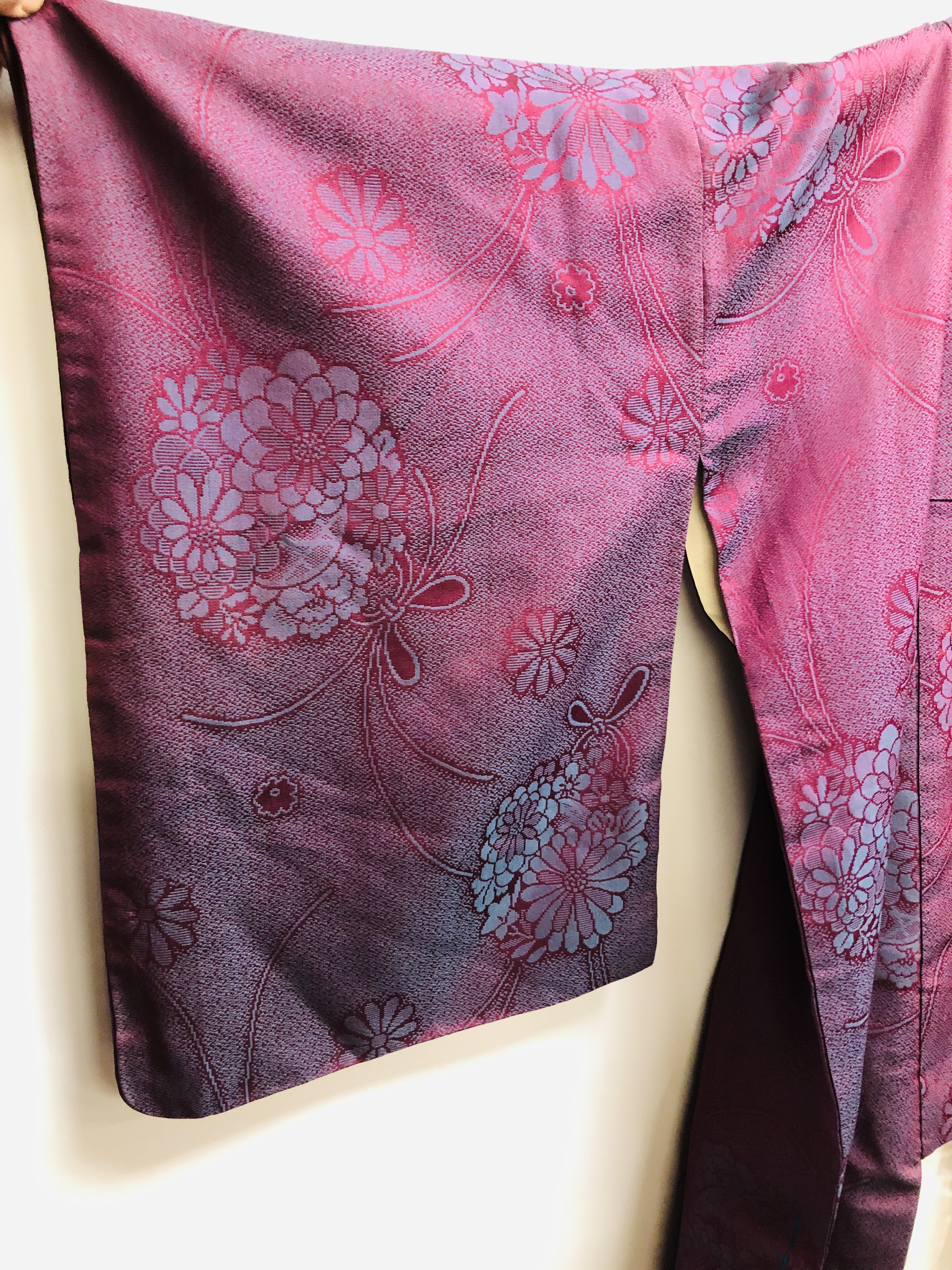 A JAPANESE PURPLE SILK KIMONO - Image 2 of 7