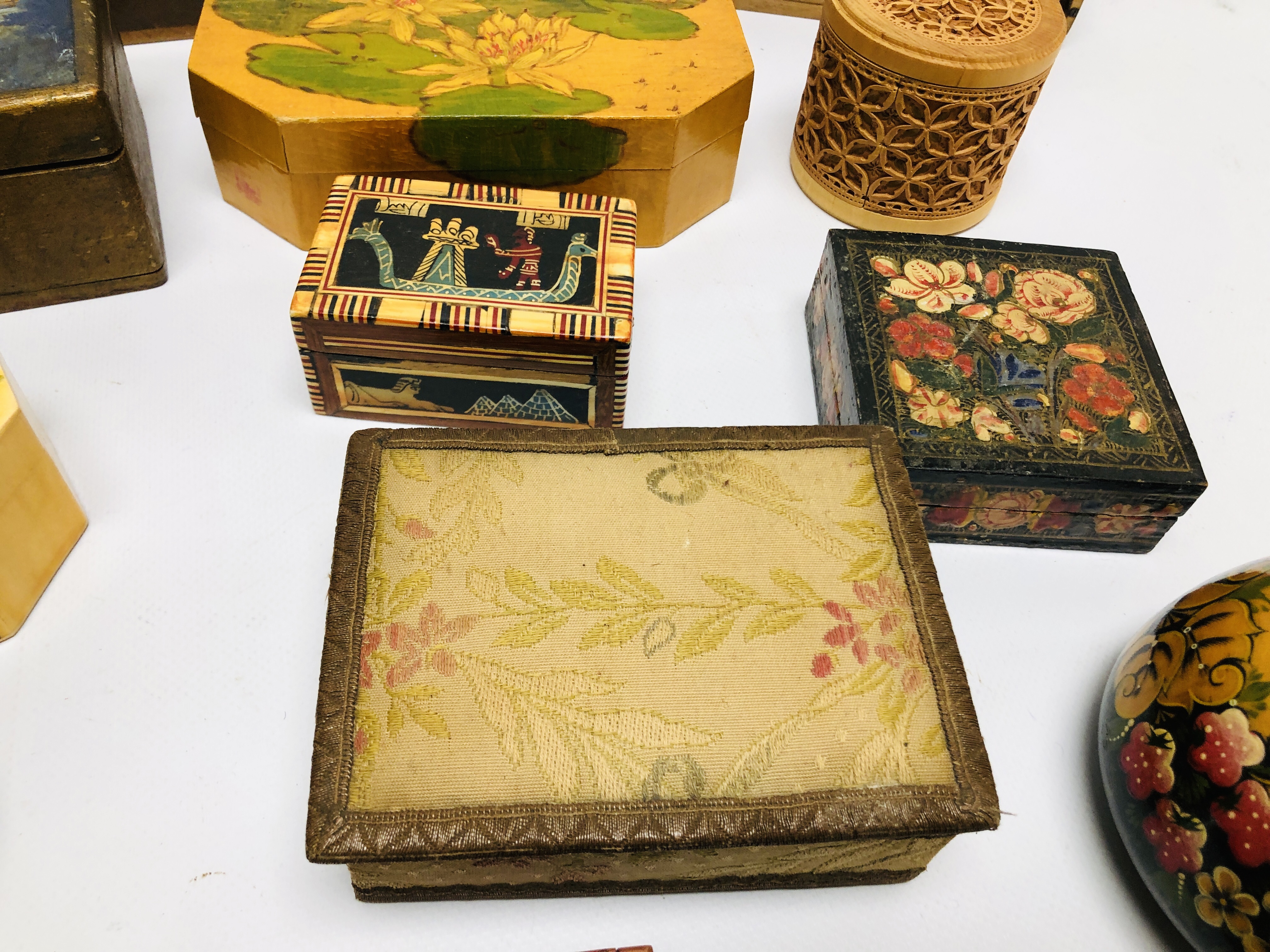 AN EXTENSIVE COLLECTION OF ASSORTED BOXES TO INCLUDE MODERN CARVED AND ORIENTAL LACQUERED EXAMPLES - Bild 3 aus 9