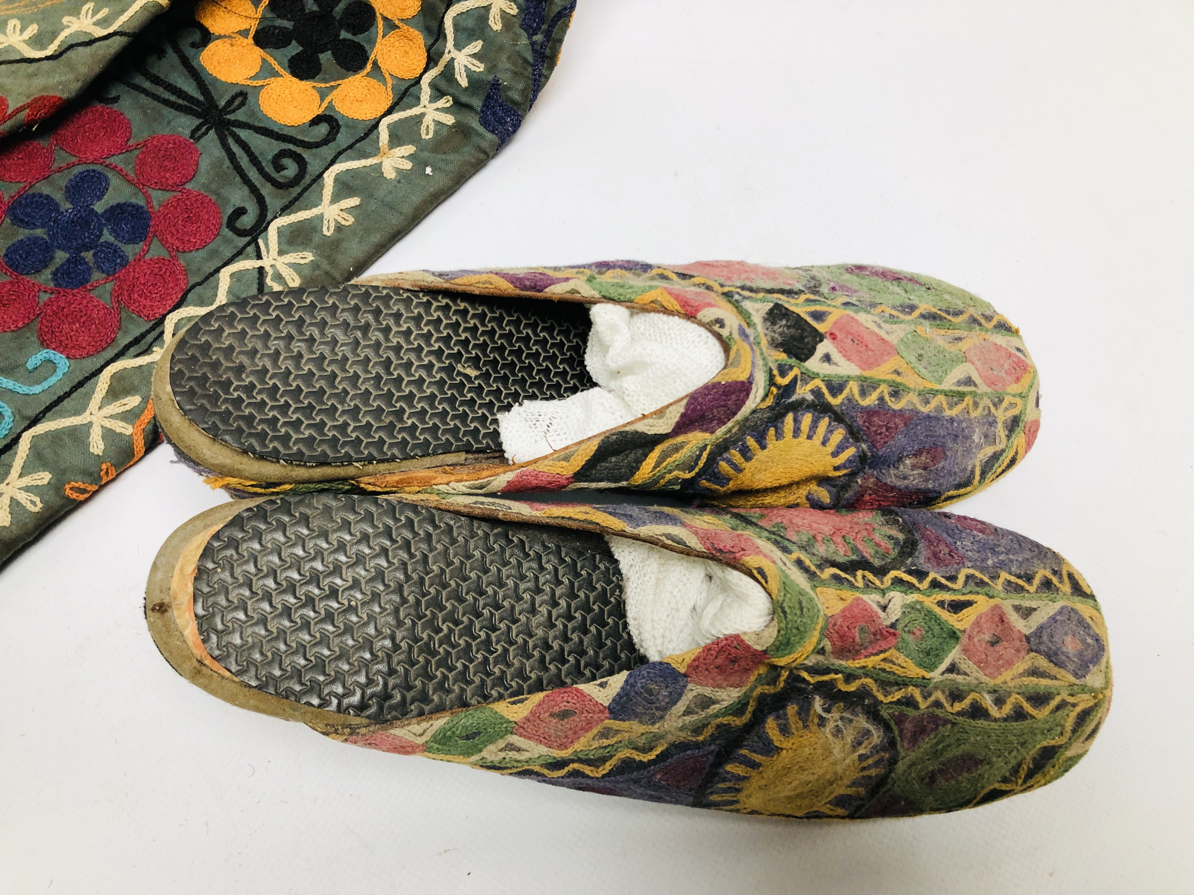 A PAIR OF MID C20TH AFGHAN EMBROIDERED SHOES ALONG WITH A PAIR OF EMBROIDERED BOOTS. - Image 3 of 10