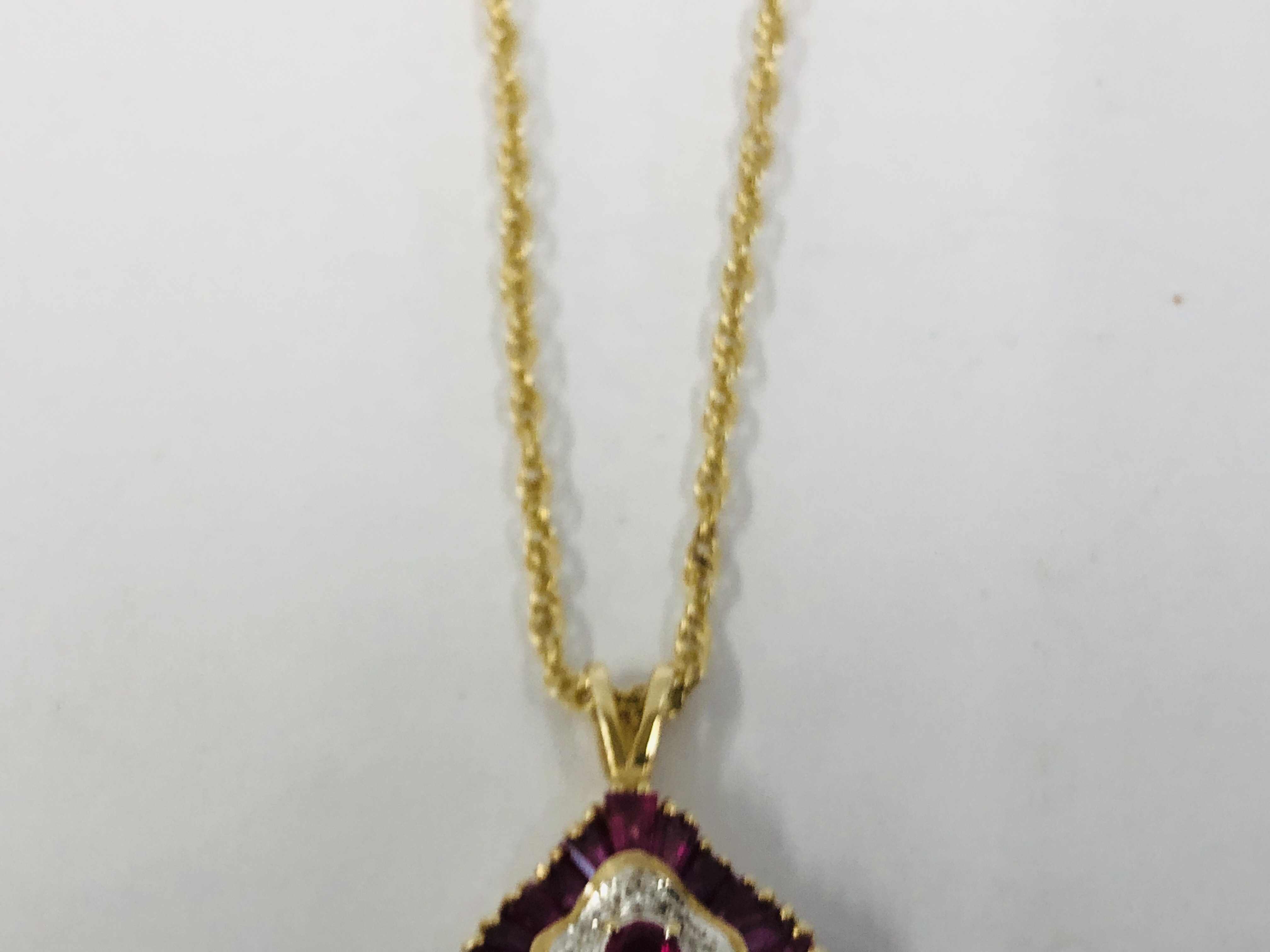 AN ORNATE PENDANT SET WITH MAINLY PINK STONE ON A FINE INTERTWINED 9CT GOLD CHAIN. - Image 6 of 12