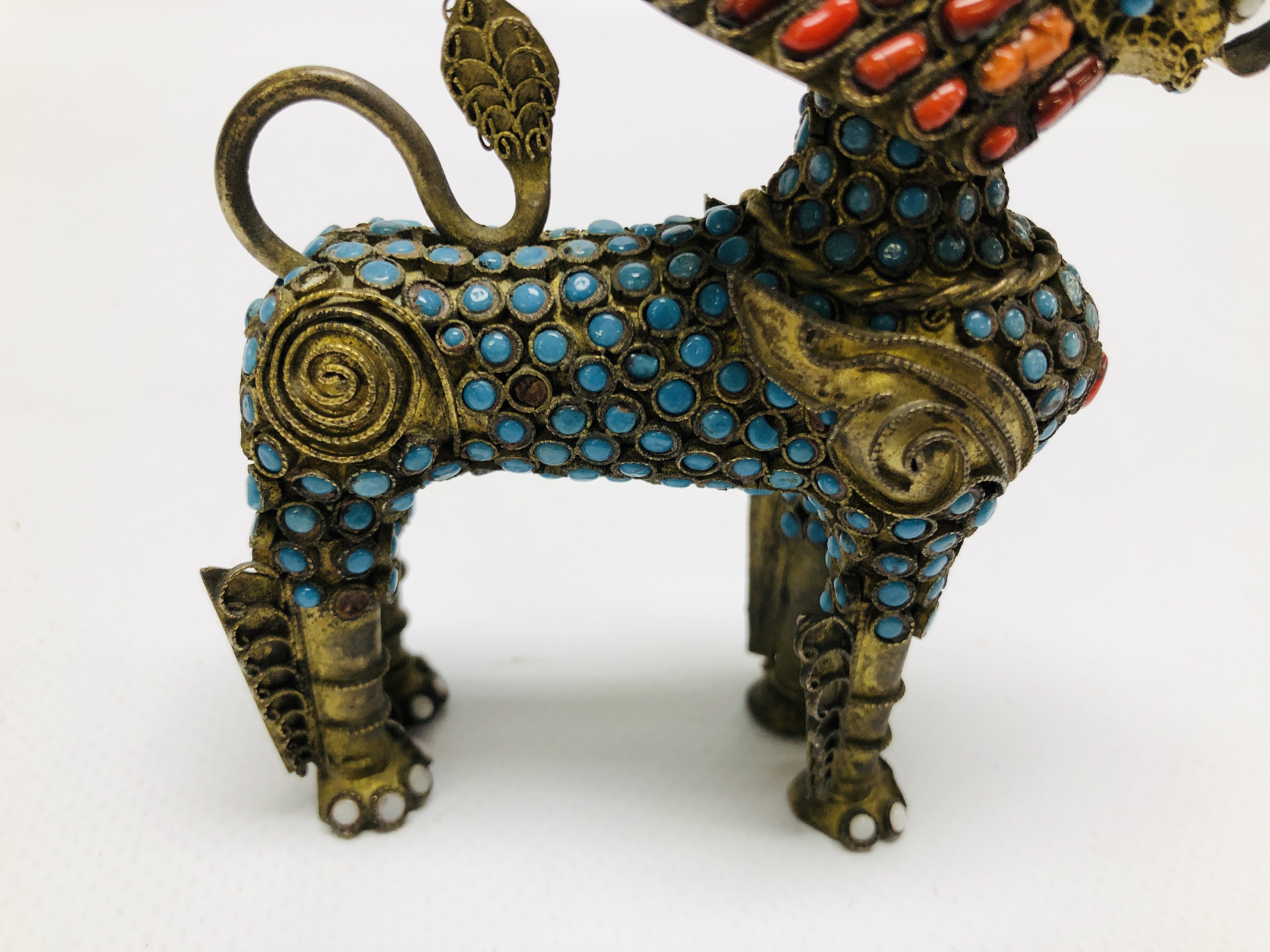 A VINTAGE TIBETAN STYLE PERFUME BOTTLE IN THE FORM OF A FOO DOG INSET WITH COLOURED STONES, - Image 7 of 9