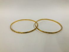 TWO BANGLE BRACELETS MARKED 14K TNR.