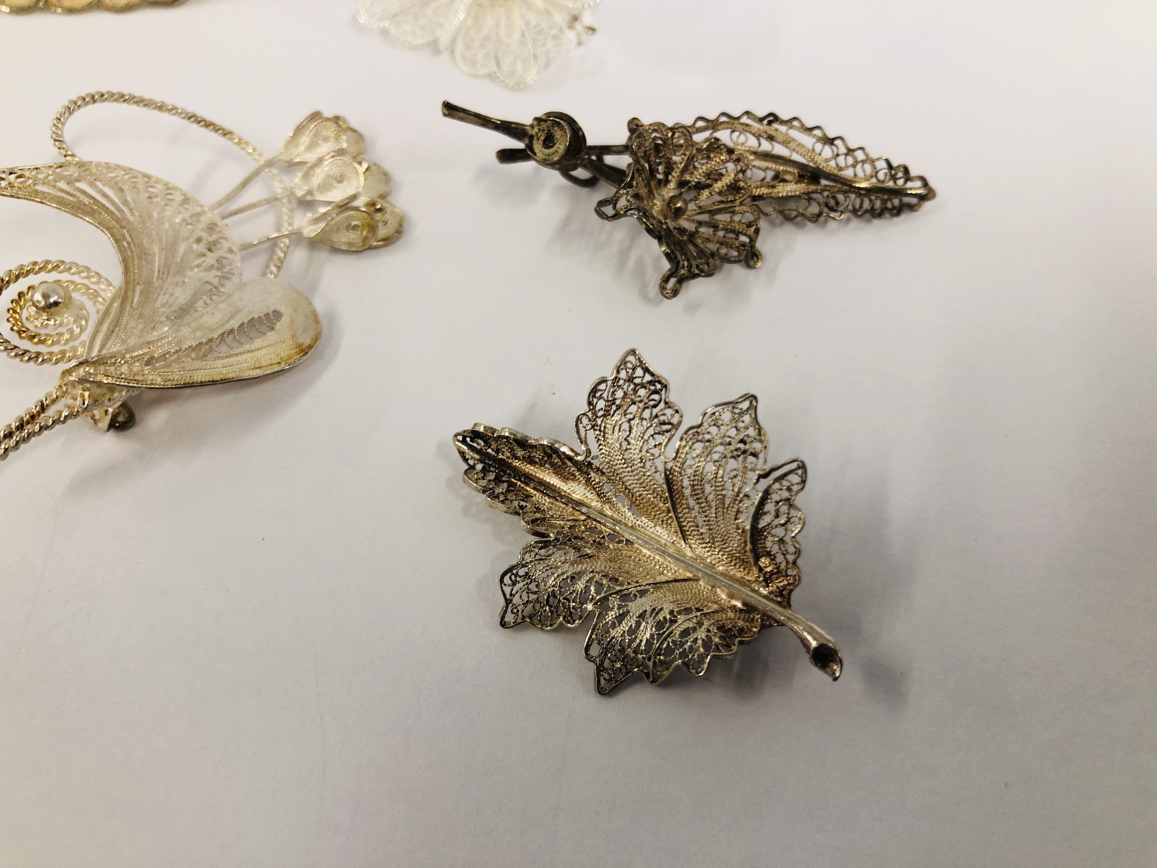 A GROUP OF 6 VINTAGE SILVER AND WHITE METAL FILIGREE BROOCHES. - Image 2 of 8