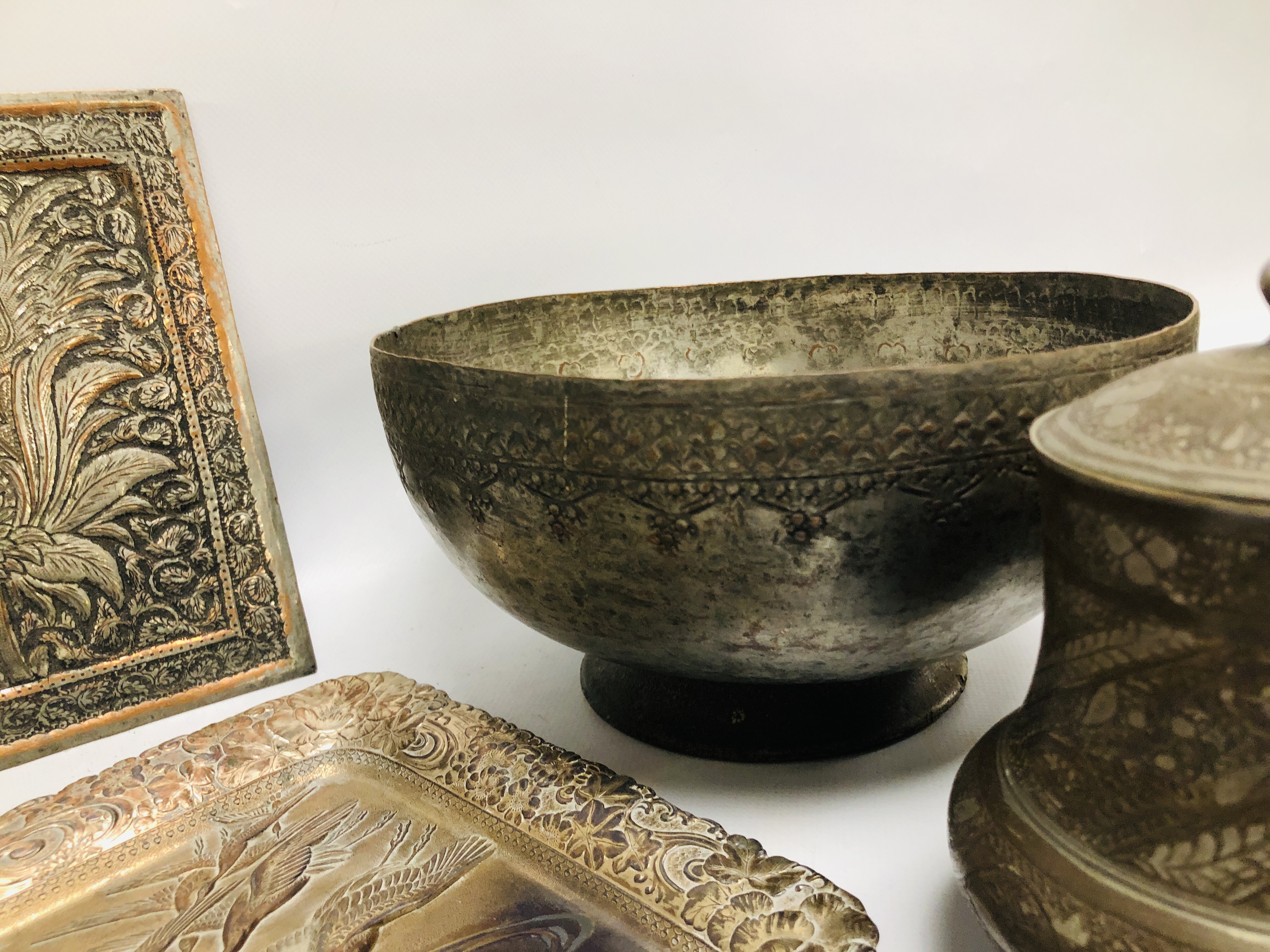 A BOX OF ASSORTED MIDDLE EASTERN AND ASIAN METAL WARE ARTIFACTS COMPRISING OF LIDDED CONTAINERS AND - Bild 7 aus 9