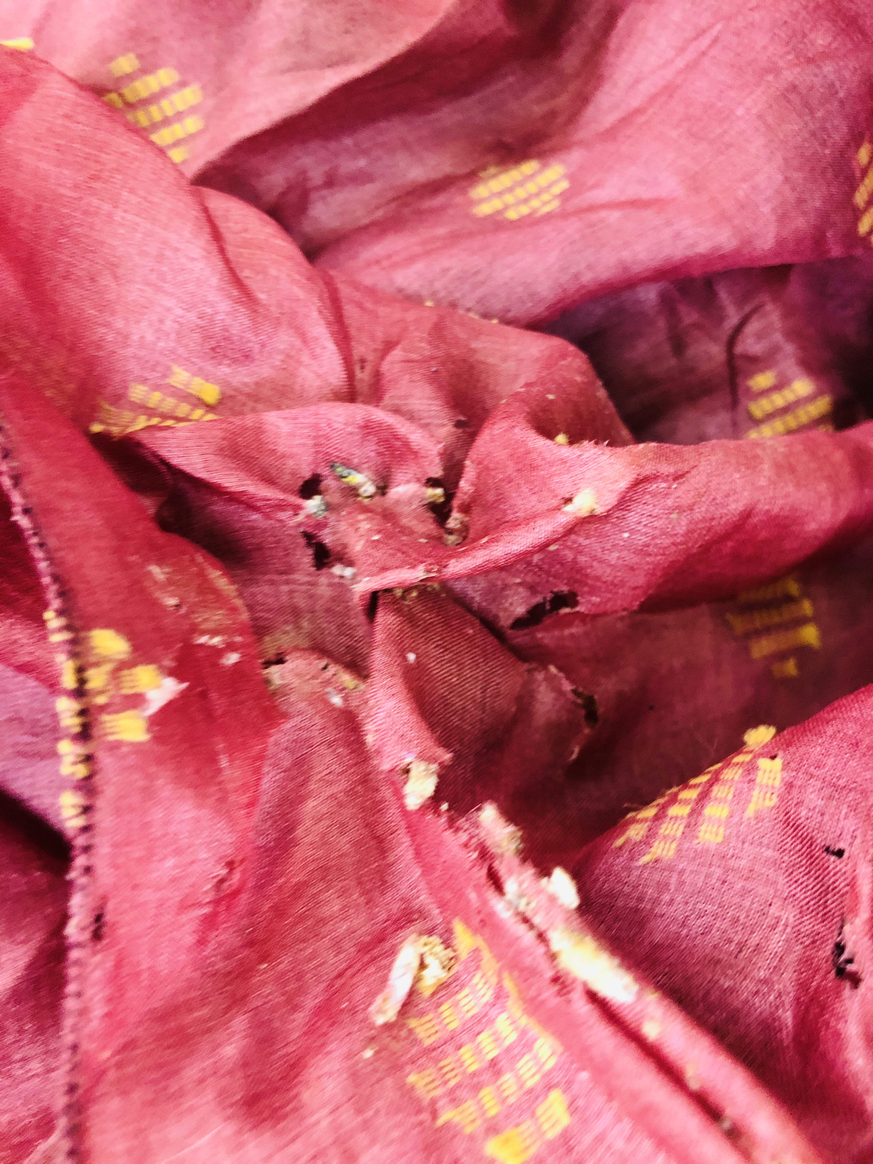 A GROUP OF 8 INDIAN STYLE WRAP SAREES TO INCLUDE SILK AND HAND CRAFTED EXAMPLES. - Image 8 of 9