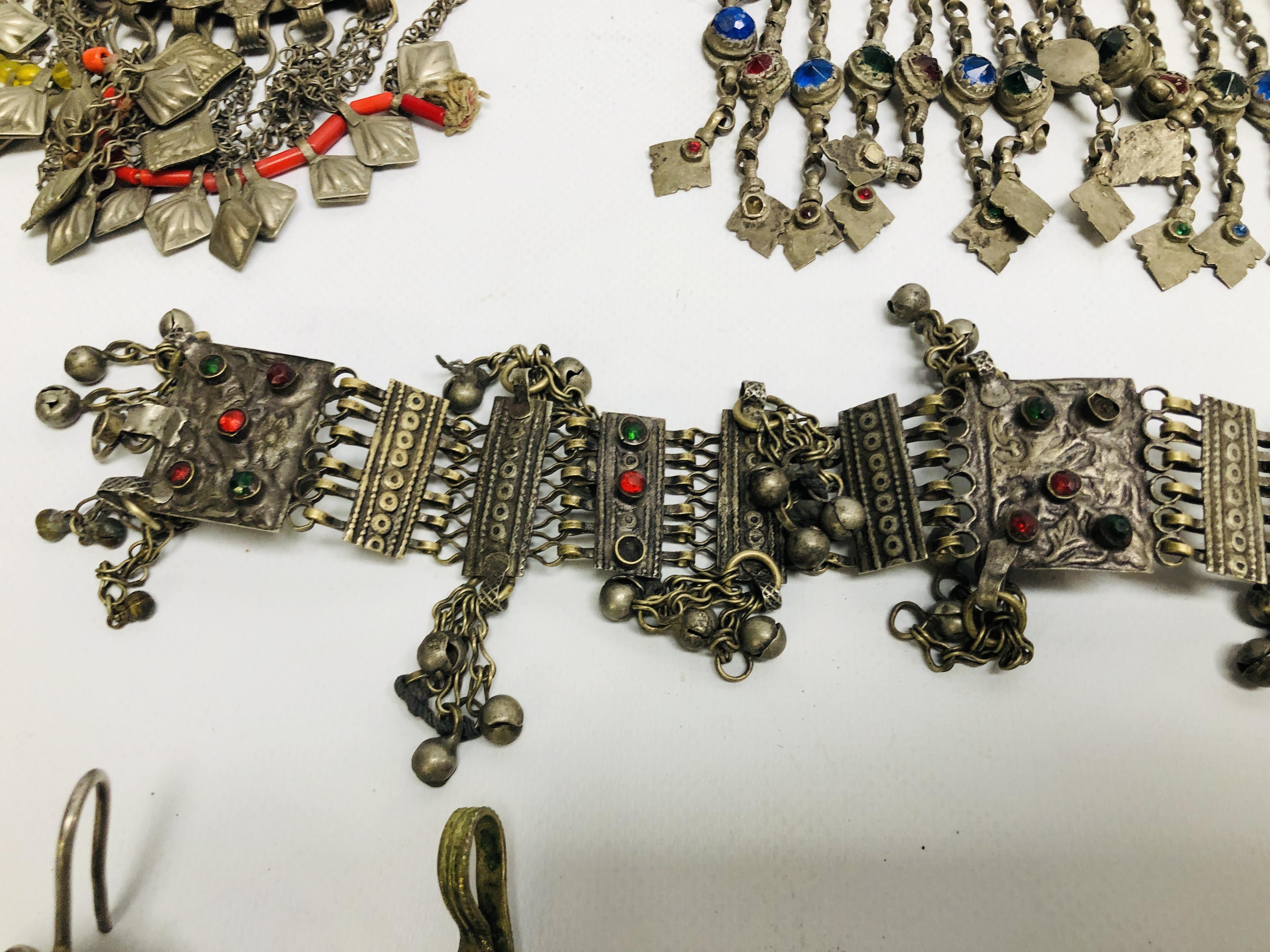 A GROUP OF ASSORTED EASTERN STYLE WHITE METAL JEWELLERY AND GARMENT / HEAD ACCESSORIES, - Image 6 of 12