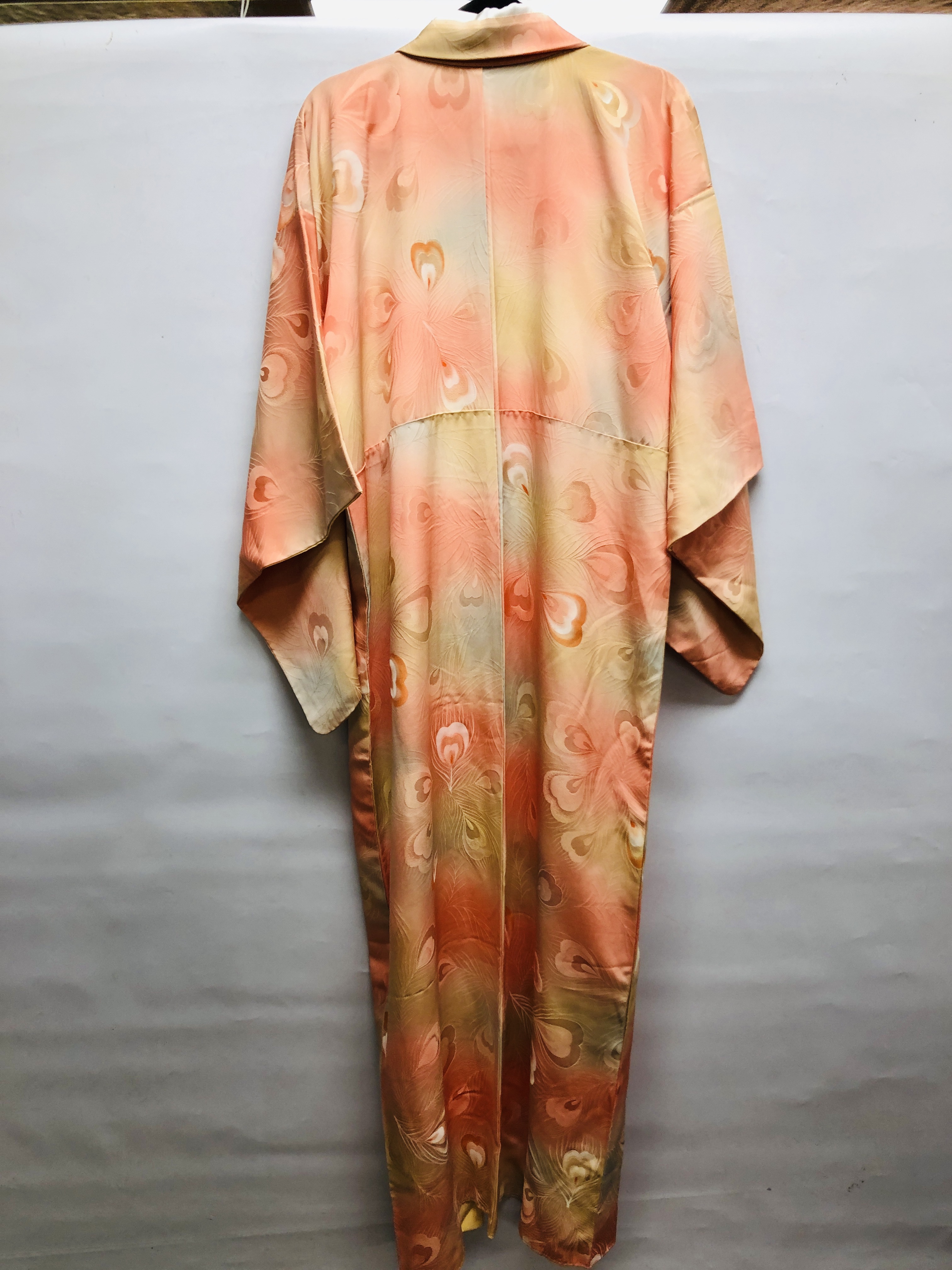 TWO MODERN JAPANESE SILK KIMONOS ONE ON A PASTEL PEACH FIELD HAVING A WOVEN PEACOCK FEATHER DESIGN - Image 4 of 7