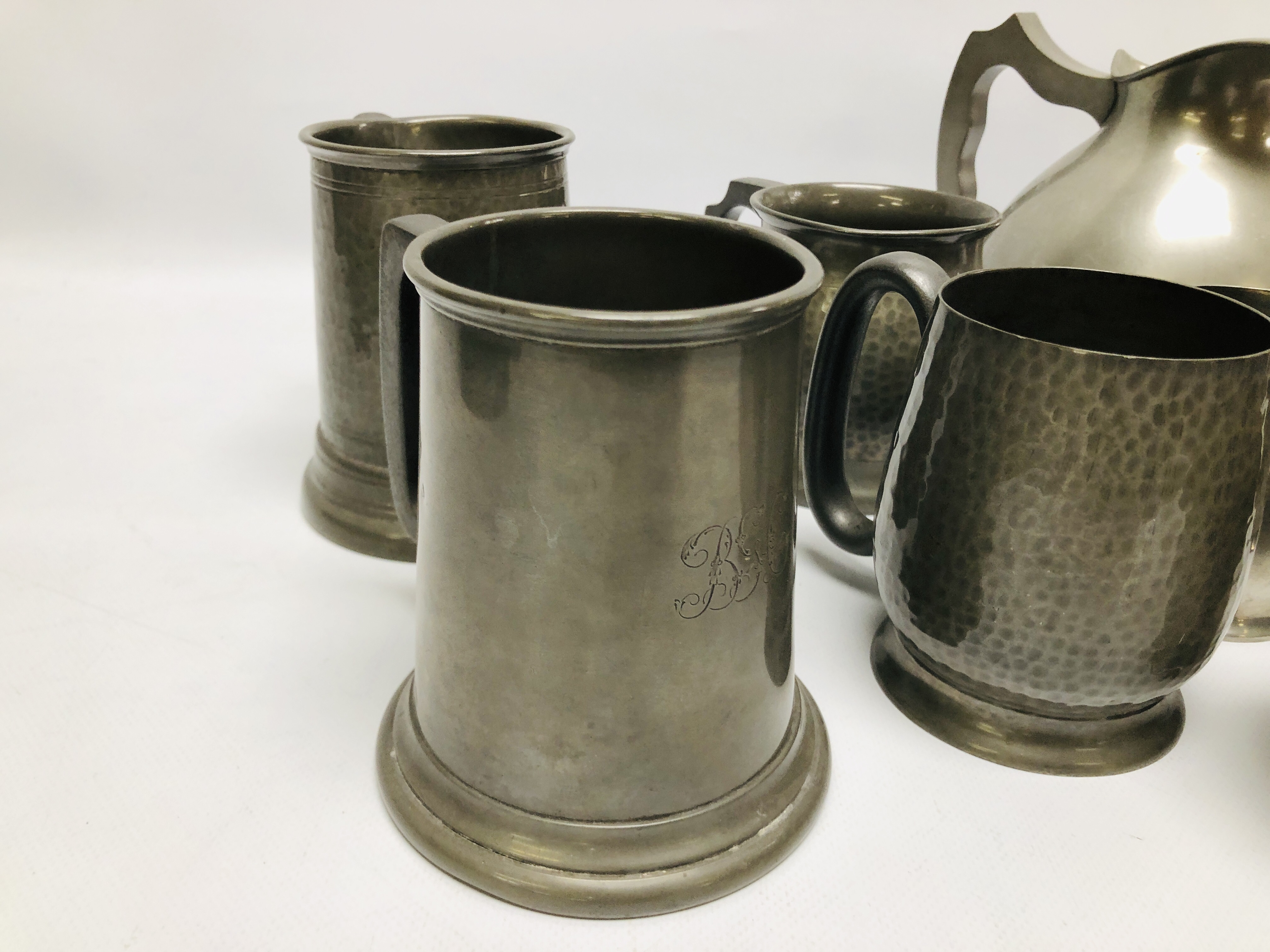 A SET OF SIX MANOR PEWTER MUGS ALONG WITH MANOR PEWTER JUG ALONG WITH FOUR FURTHER PEWTER TANKARDS - Image 4 of 7