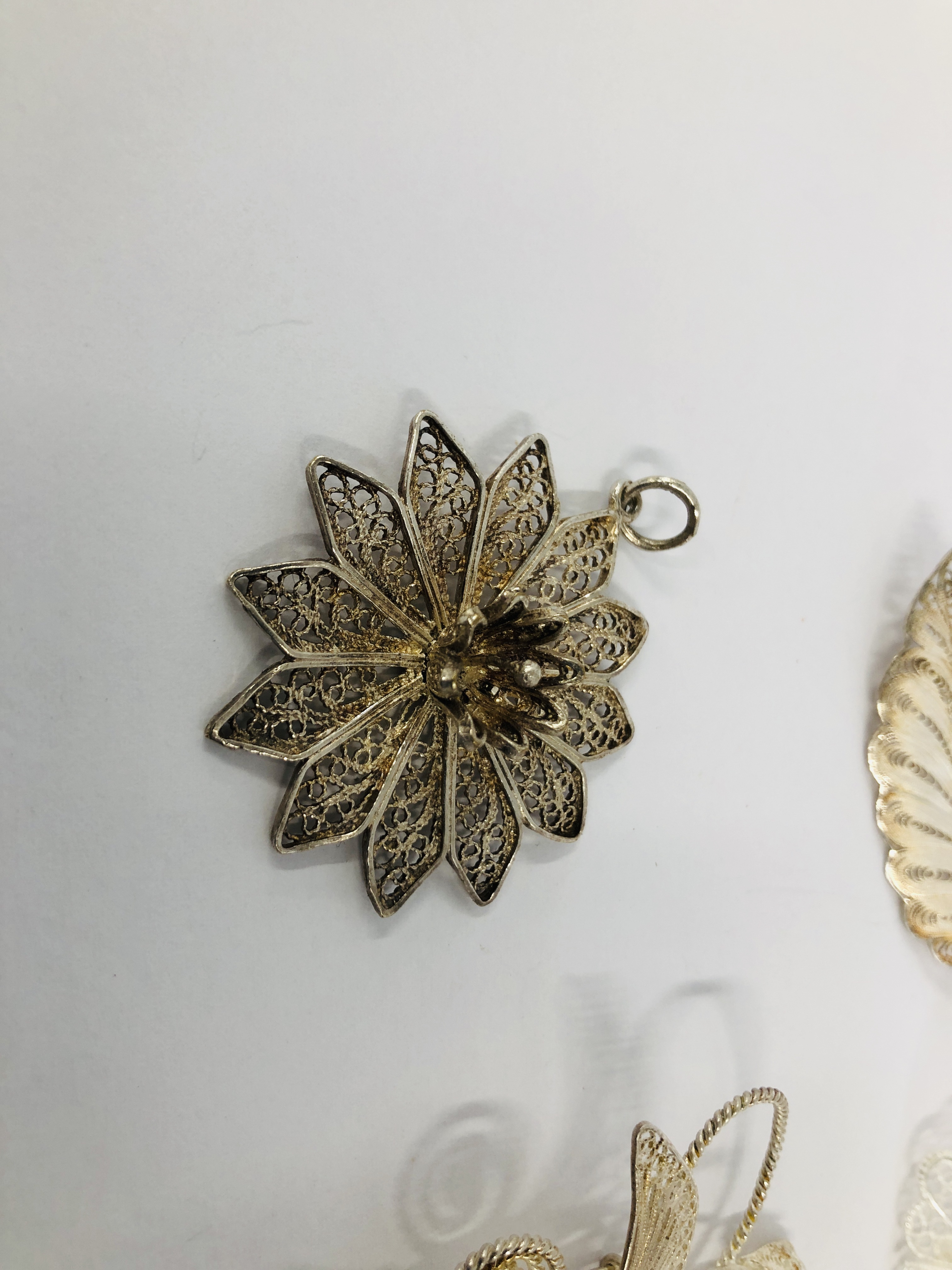 A GROUP OF 6 VINTAGE SILVER AND WHITE METAL FILIGREE BROOCHES. - Image 7 of 8