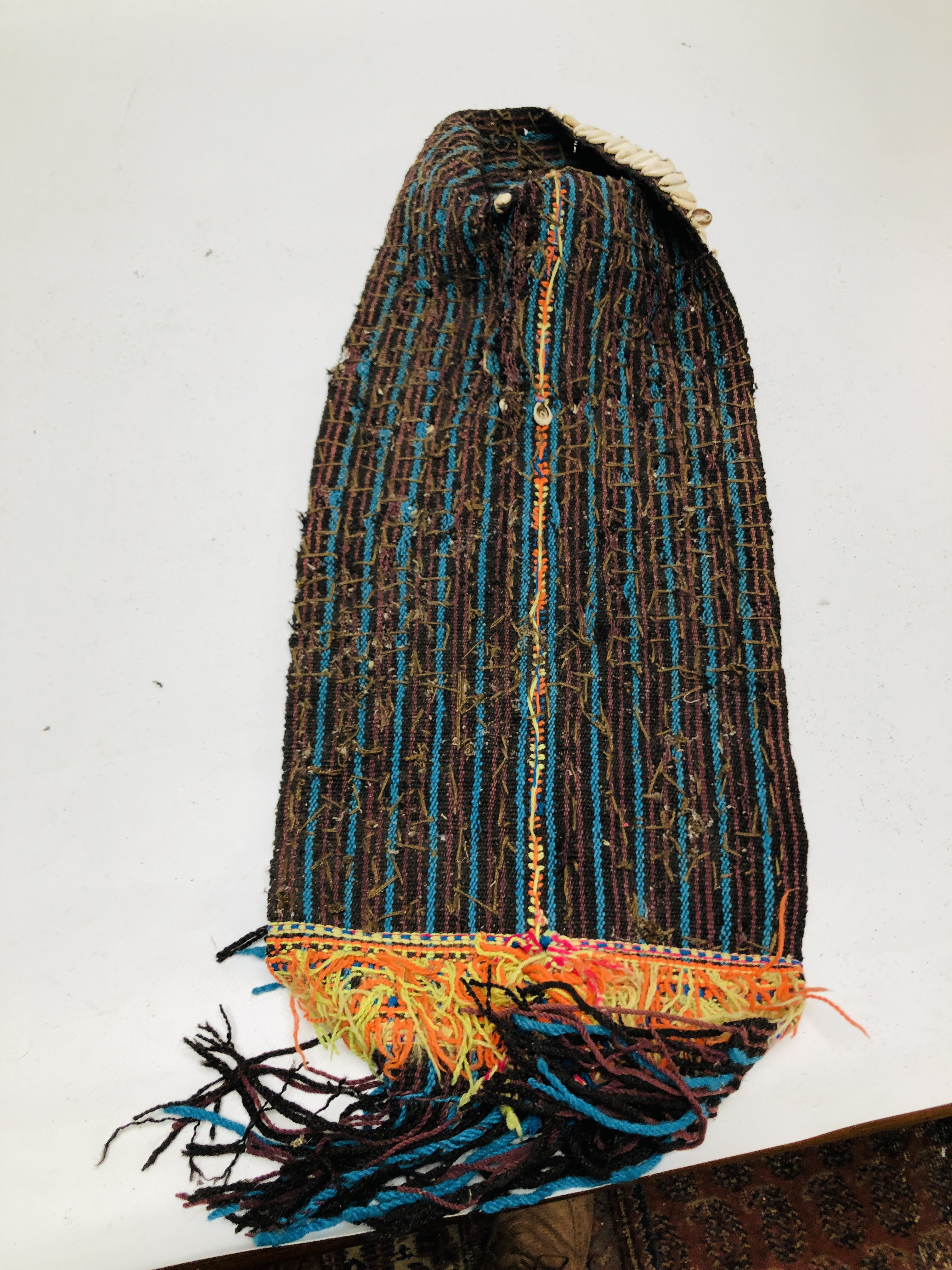 A GROUP OF 5 ETHNIC AND TRIBAL HATS / HEAD COVERINGS TO INCLUDE AN ELABORATELY EMBROIDERED ASIAN - Image 12 of 12