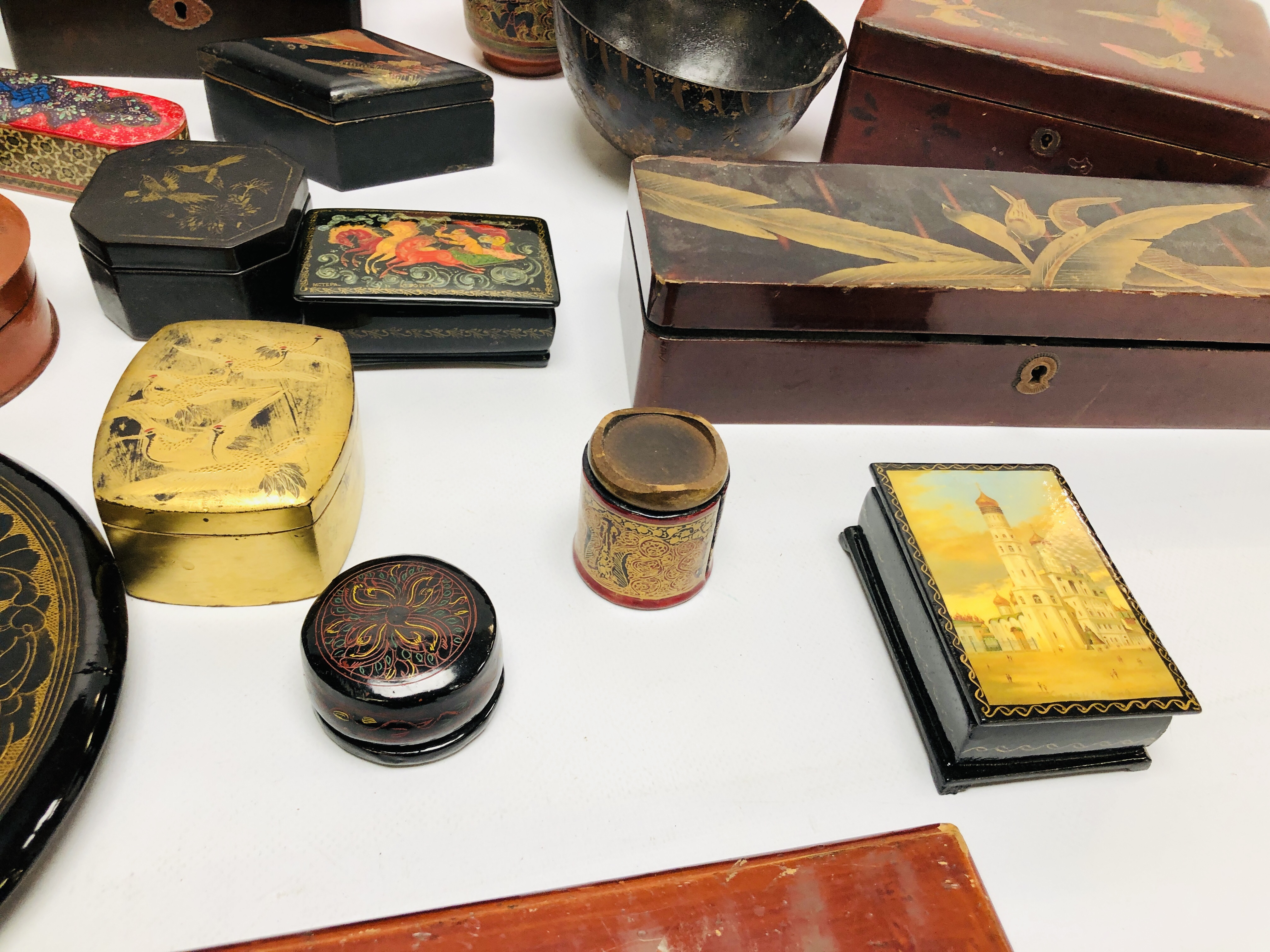 AN EXTENSIVE COLLECTION OF ASSORTED ORIENTAL LACQUERED BOXES AND TRAYS. - Image 2 of 8