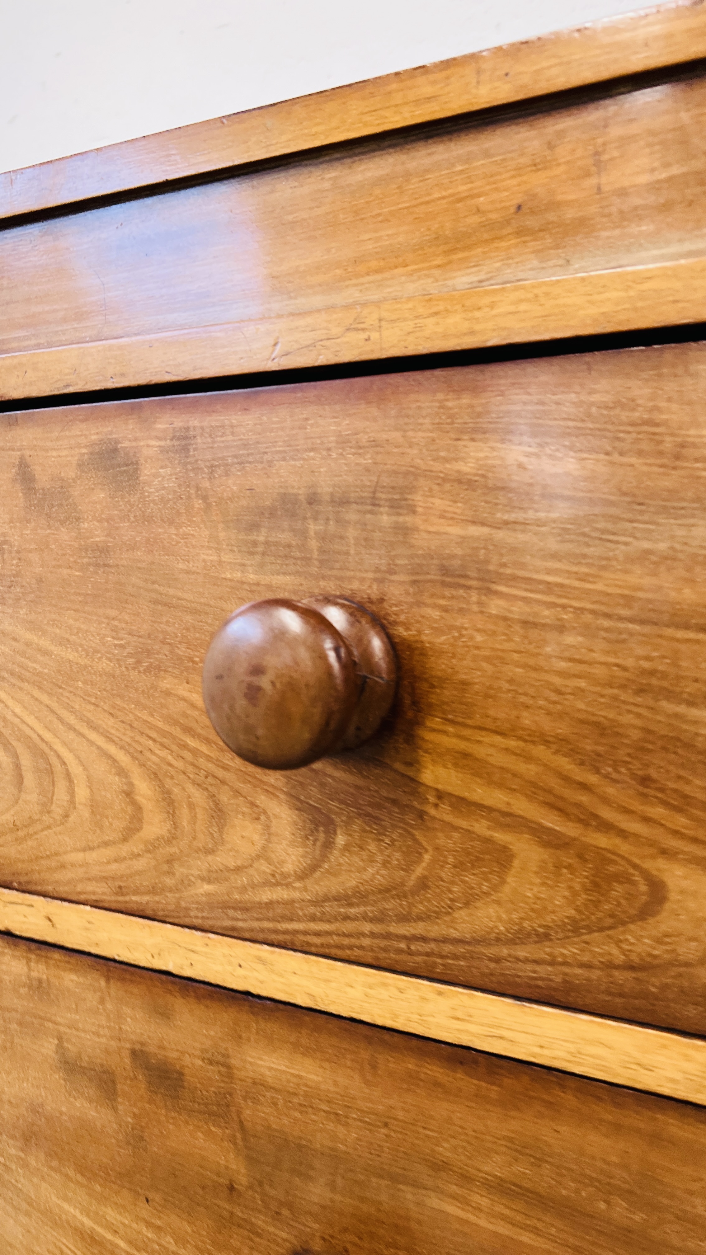 A LARGE MAHOGANY TALL BOY 5 DRAWER CHEST OF DRAWERS W 92CM. X D 46CM. X H 154CM. - Image 6 of 11