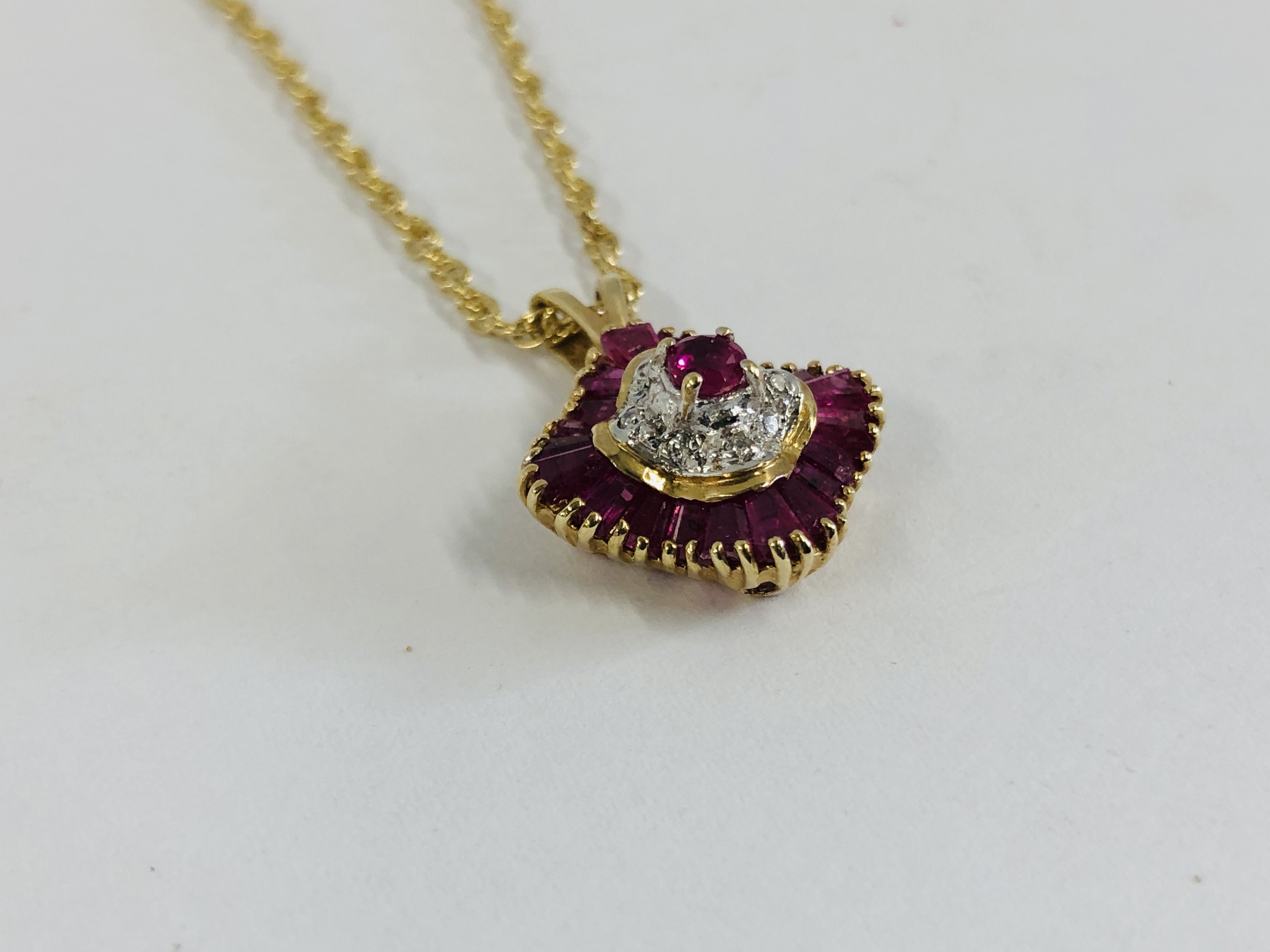 AN ORNATE PENDANT SET WITH MAINLY PINK STONE ON A FINE INTERTWINED 9CT GOLD CHAIN. - Image 4 of 12